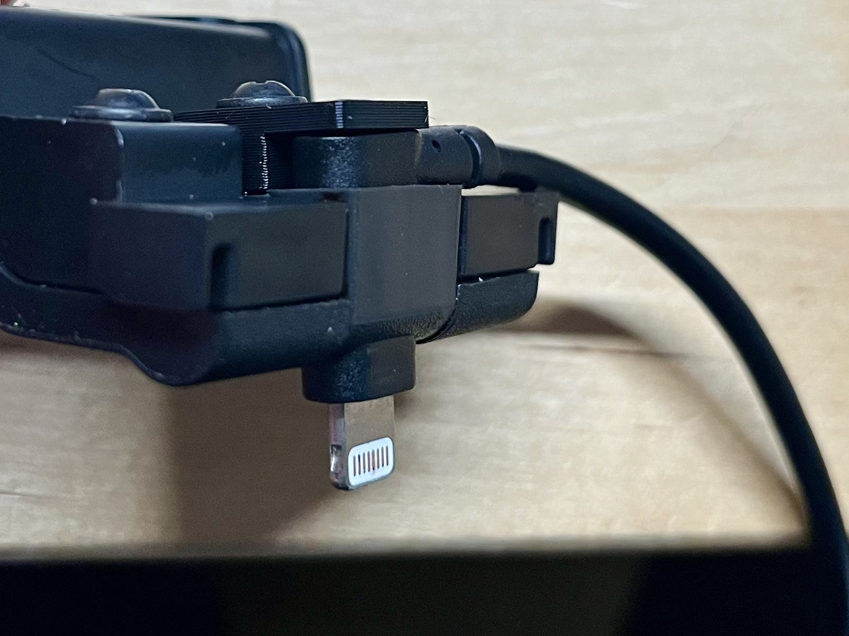 Miniatura 4 do modelo 3D Tesla Model S - Case friendly lightning dock