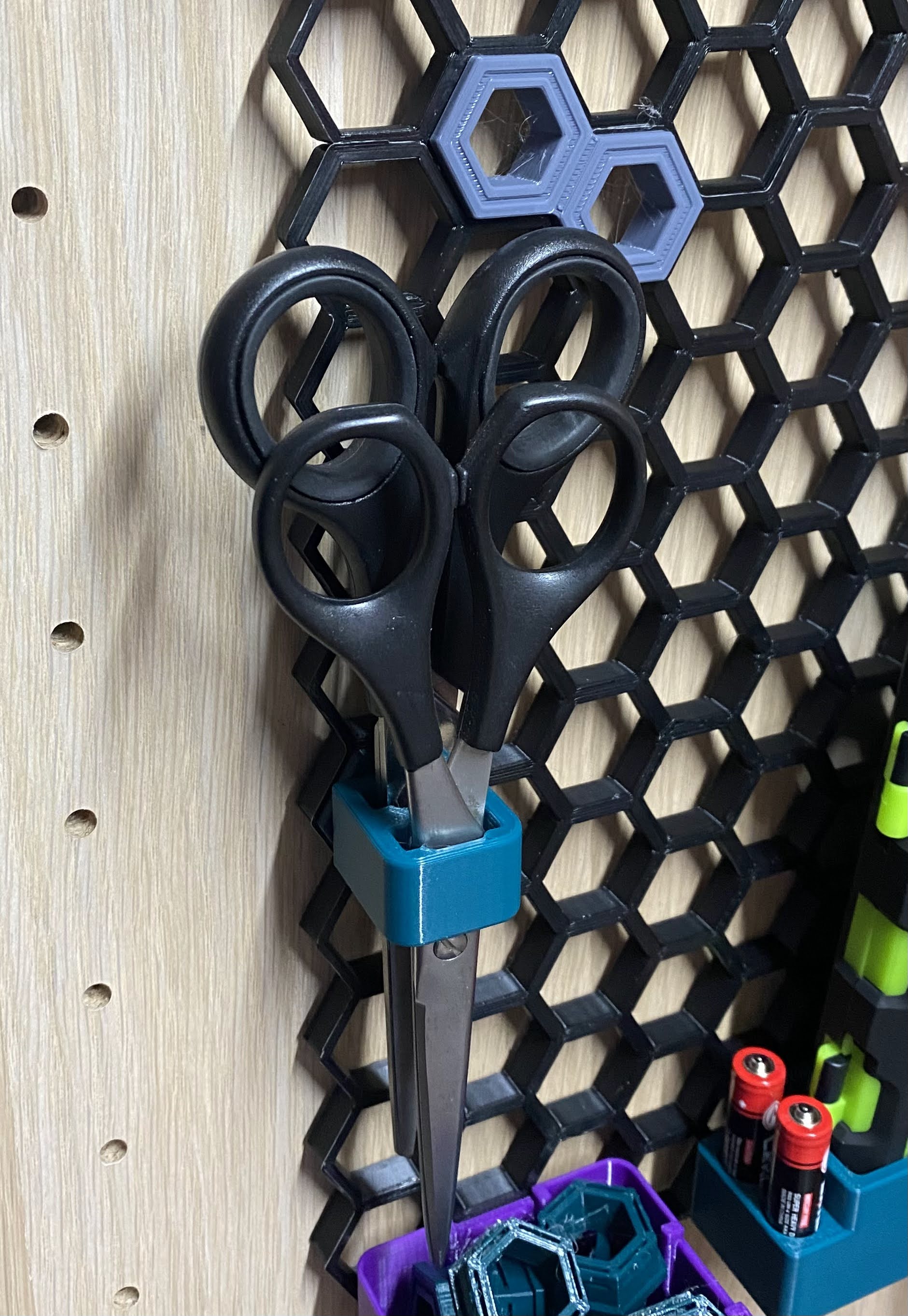 Honeycomb Wall Holder - Small Scissor x 2