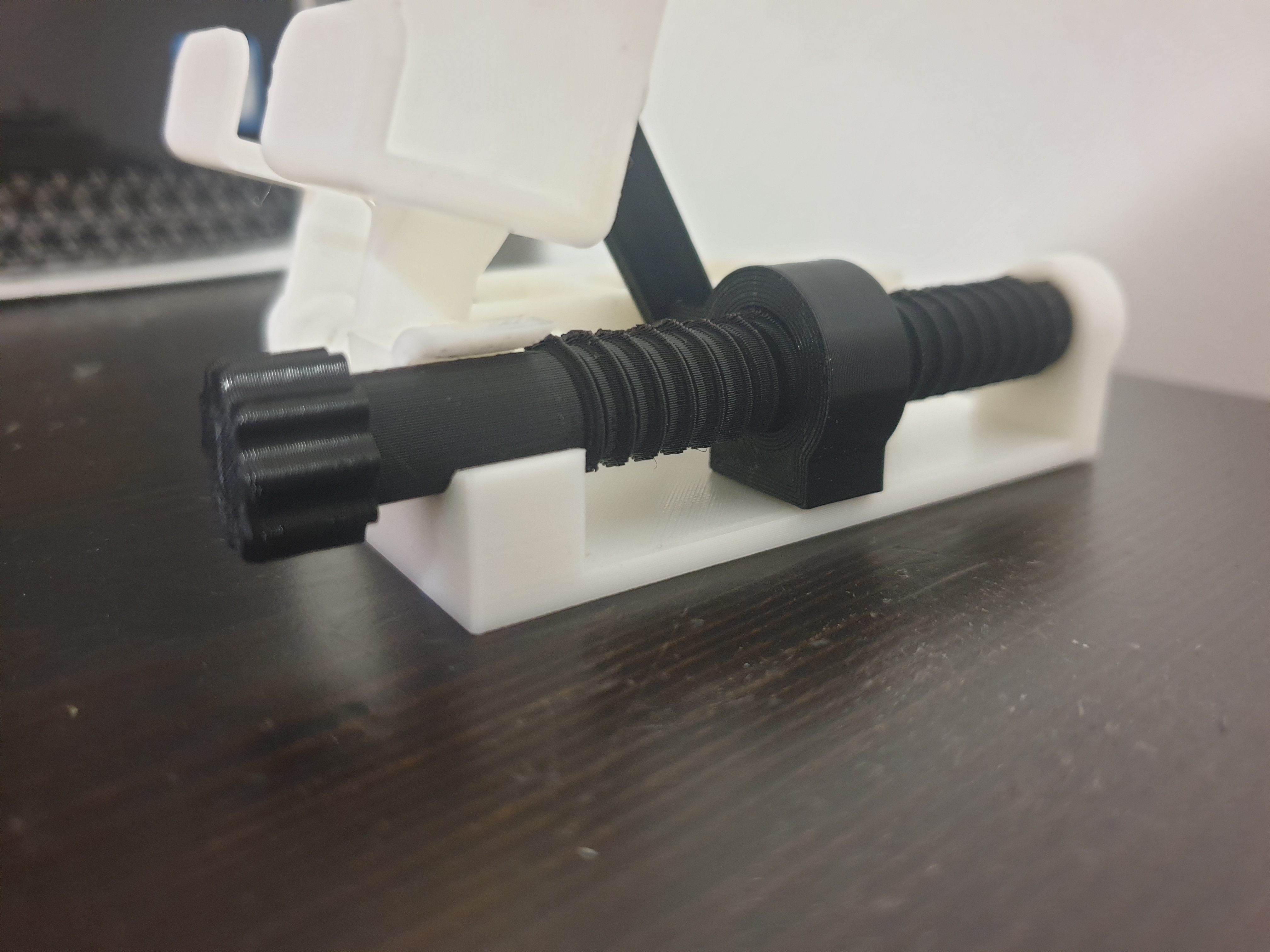 Finer Threaded Screw for the Screw Adjustable Phone Stand