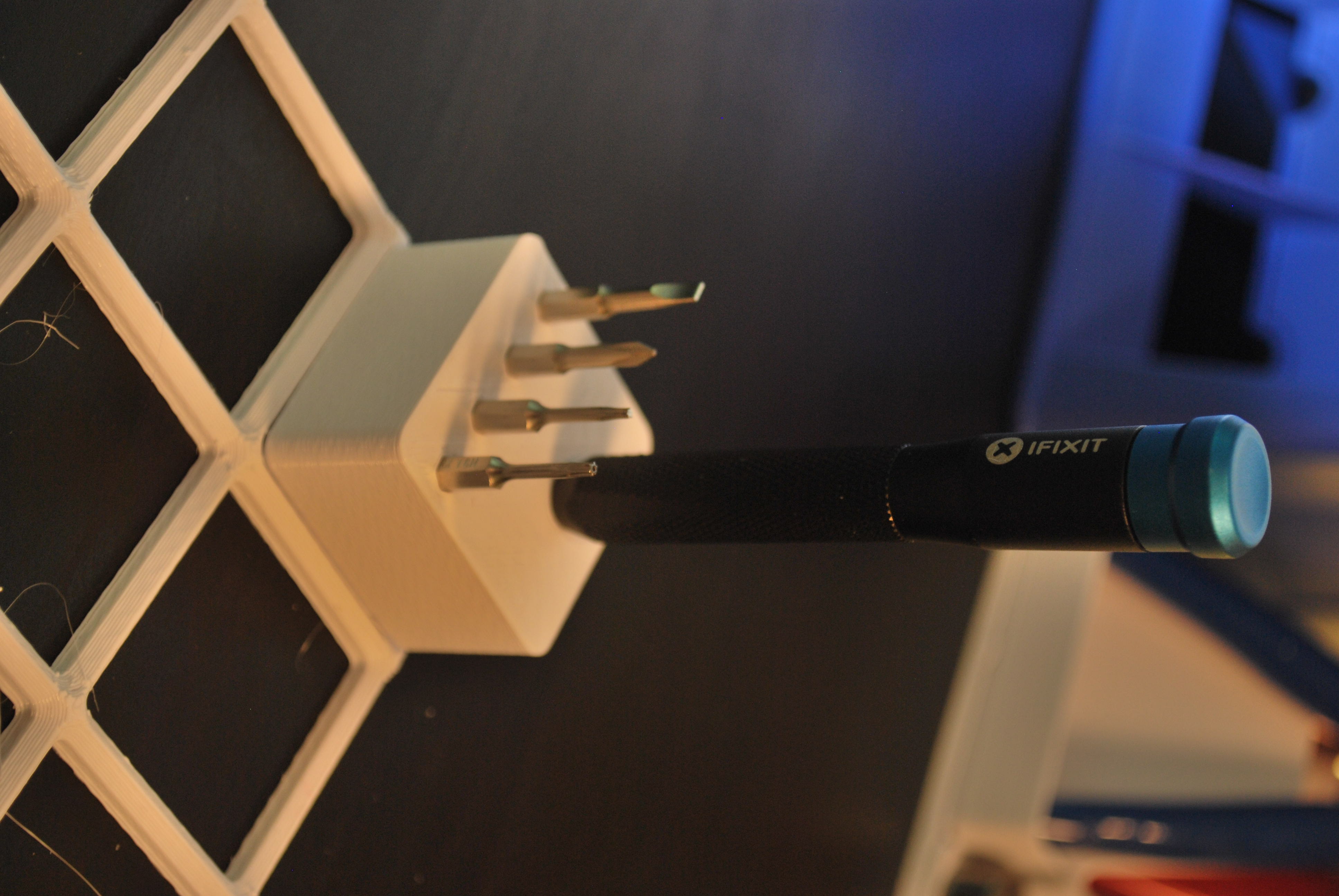 Gridfinity iFixit Screwdriver & 4x Bit Holder by Justinas Petkauskas