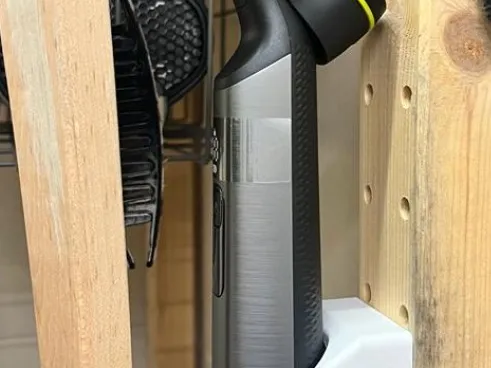 OneBlade Pro (with comb attachement) wall mount with hole for charging cable