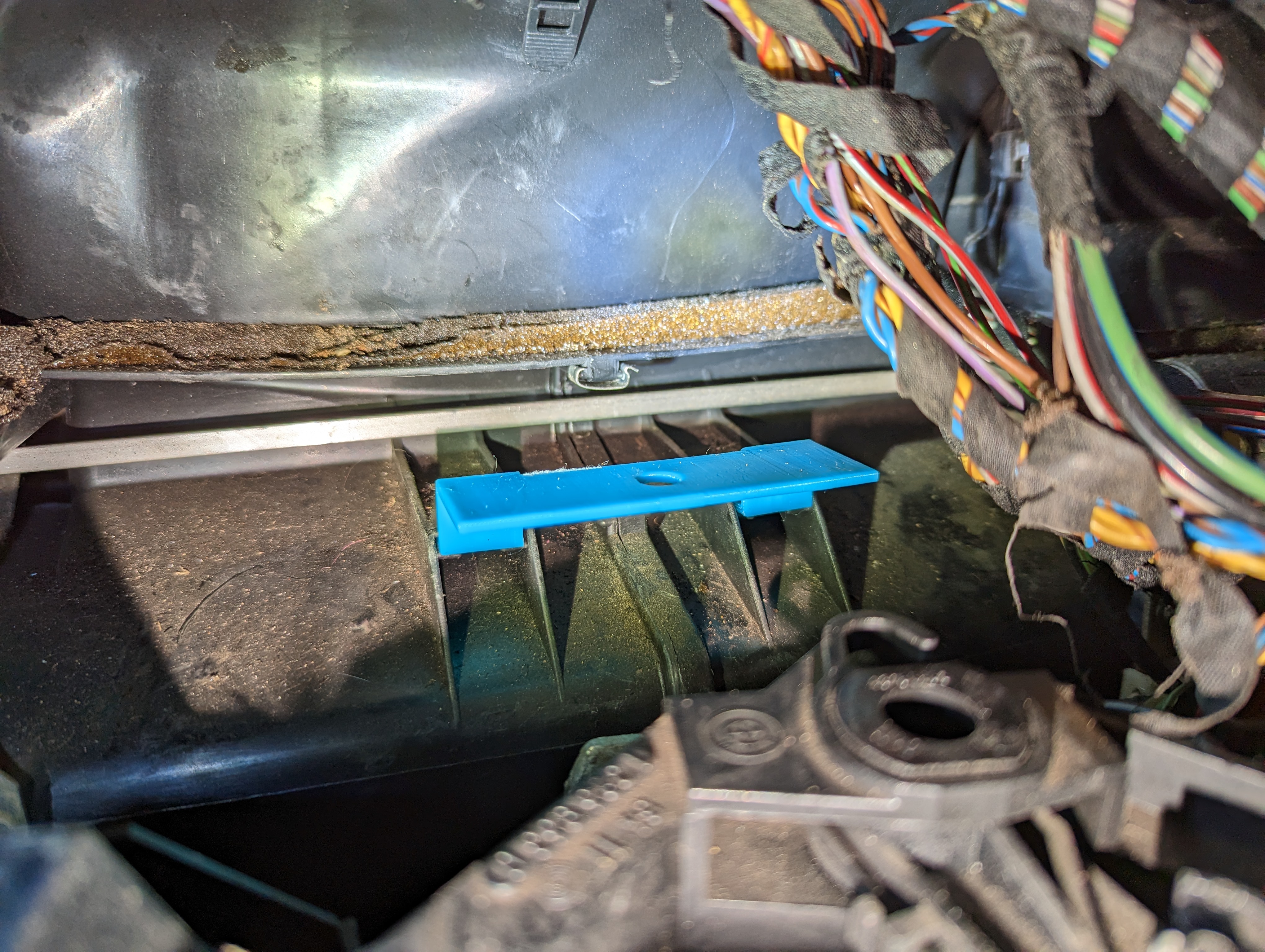 E30 Radio Support Bracket 65111370841