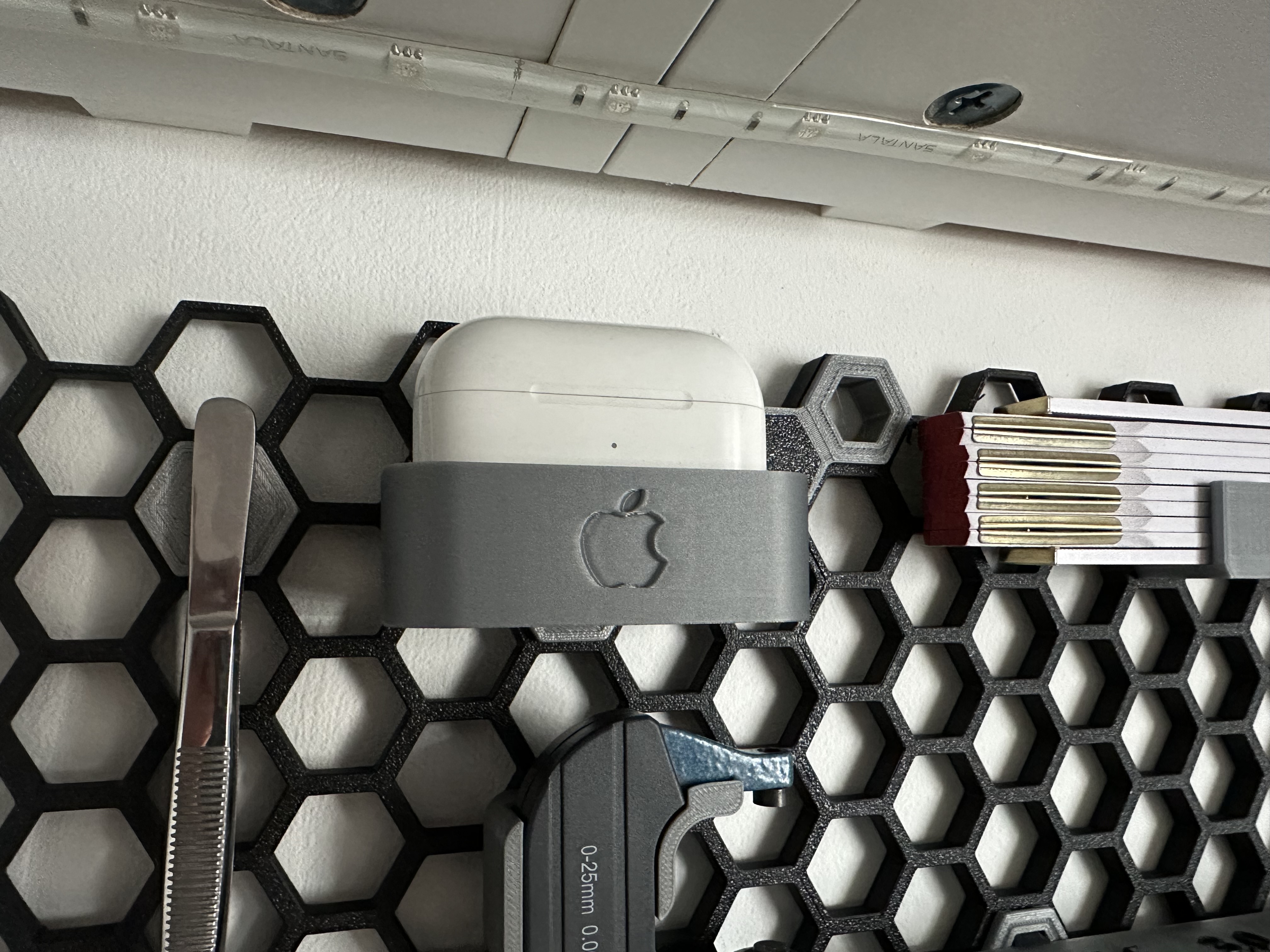 Honeycomb Wall (HSW) AirPods Pro Case Support