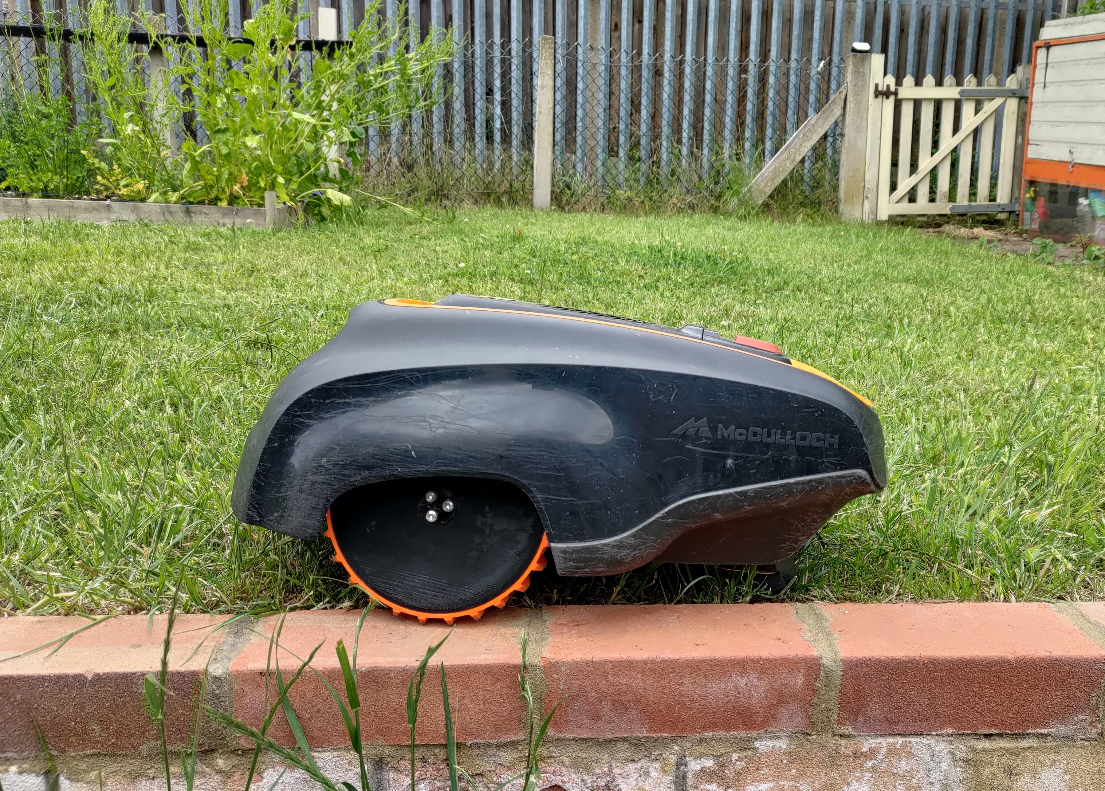 2-Part Robot Lawnmower Wheel & Tyre | Mculloch R600 / Husqvarna / Gardena