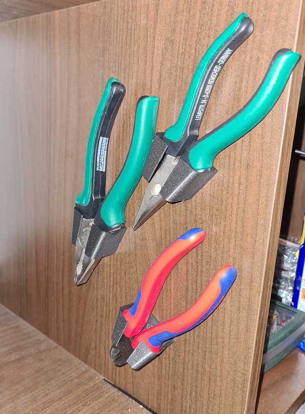 Simple pliers holder