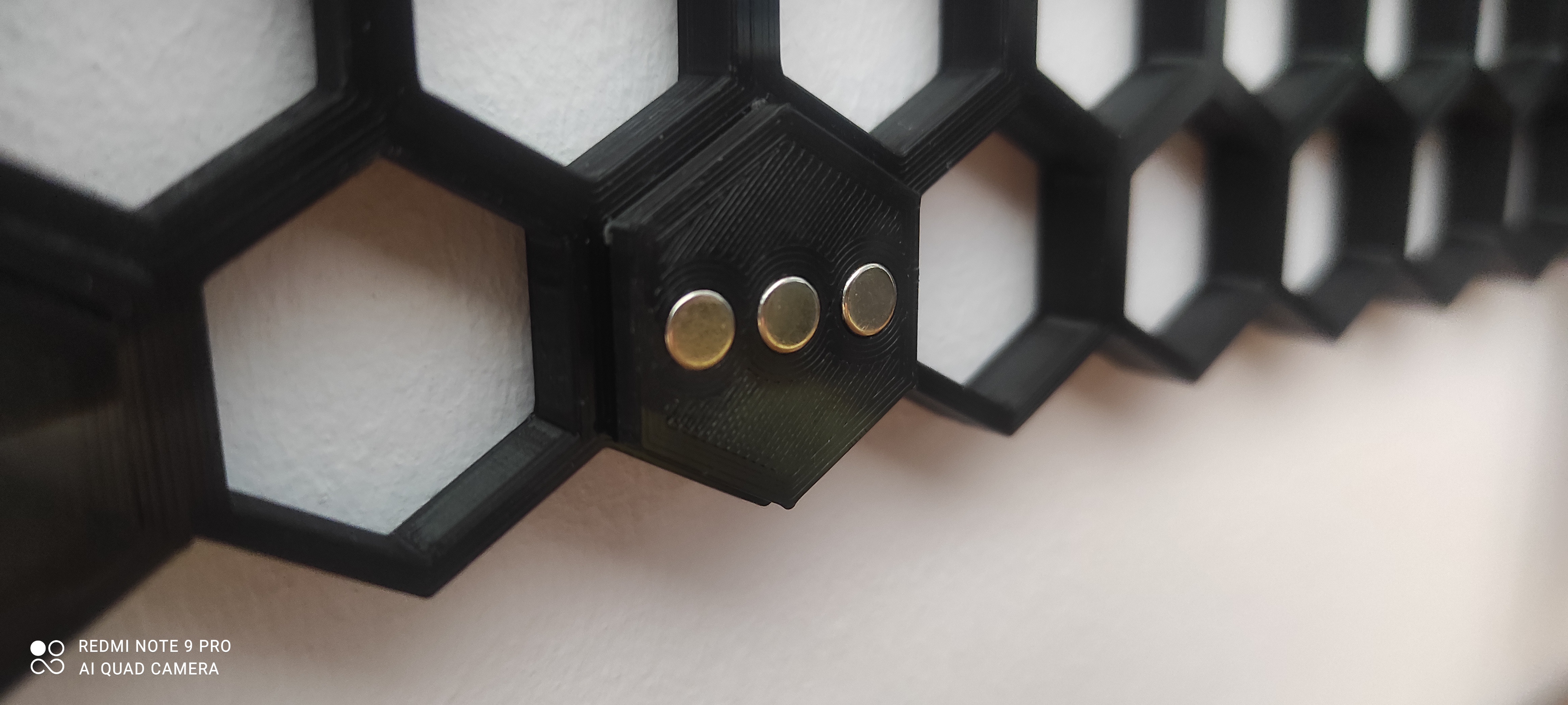 Insert with magnets for HSW