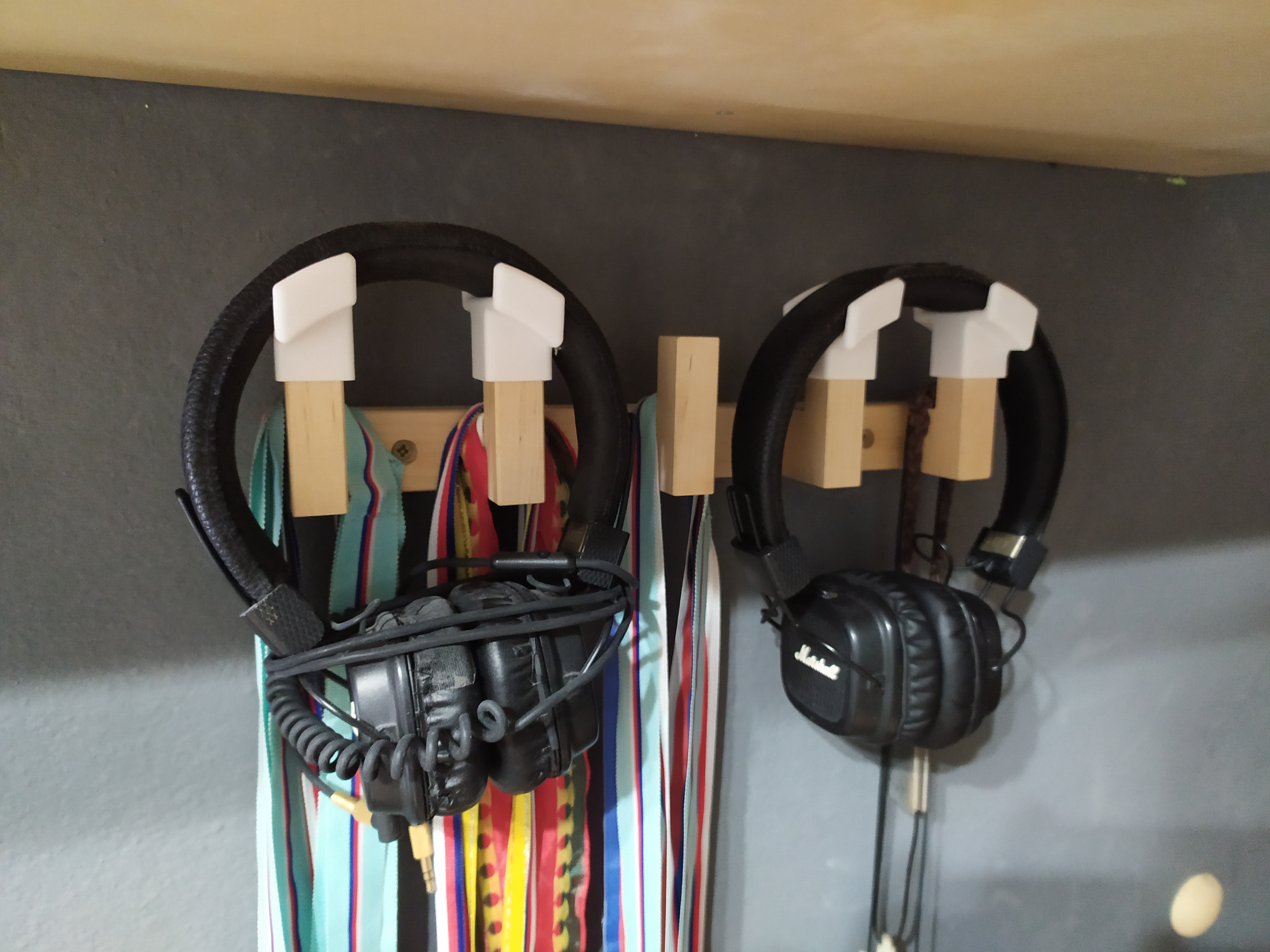 Headphones holder for hook rack