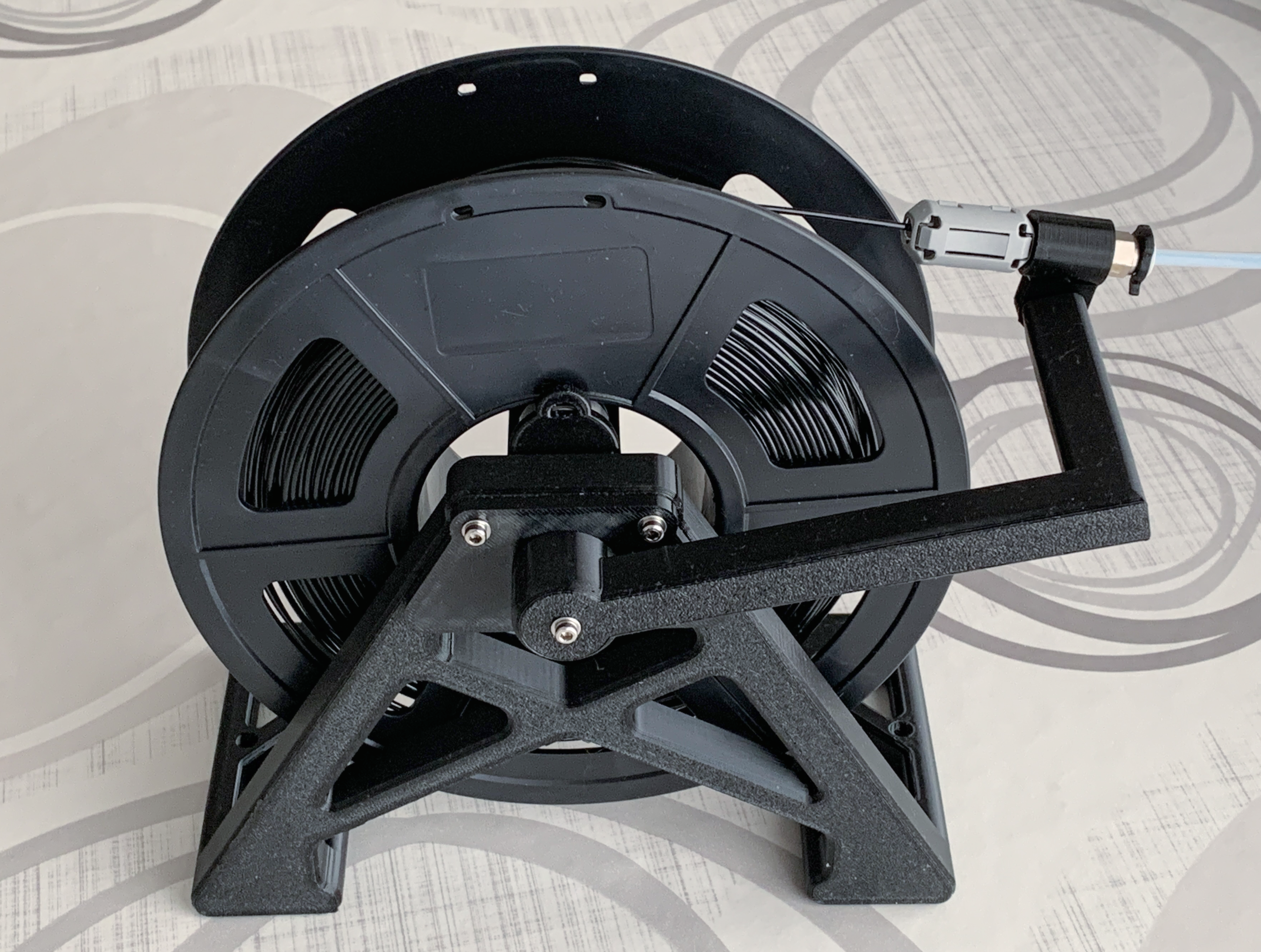 Bambu Lab spool holder (Remix) with filament guide