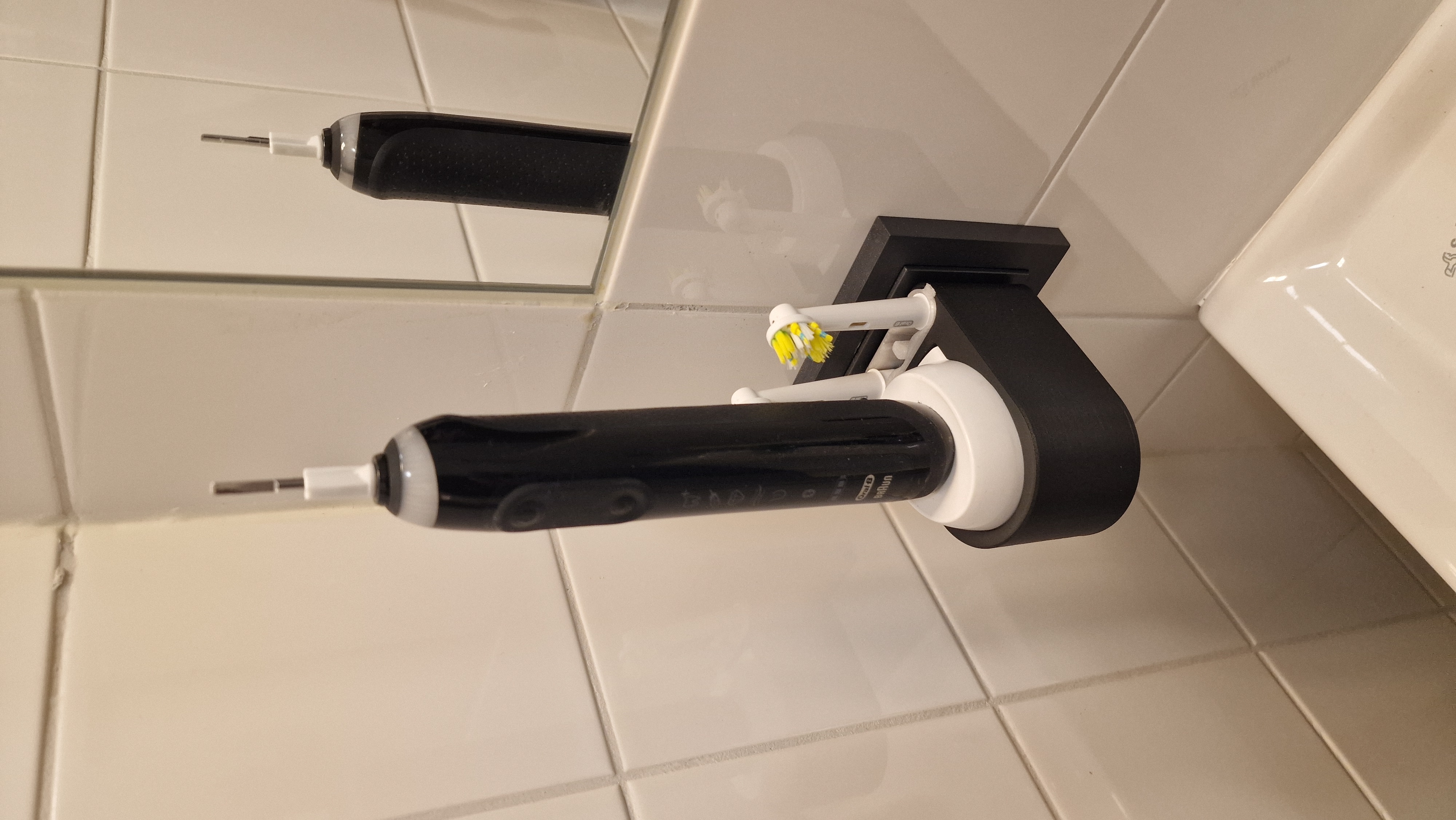 Minimalist Oral-B Braun Electric Toothbrush Wall Mount Remix