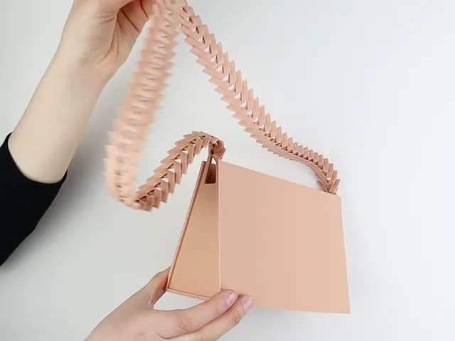 Self Closing Triangle Purse with Geometric Link Chain