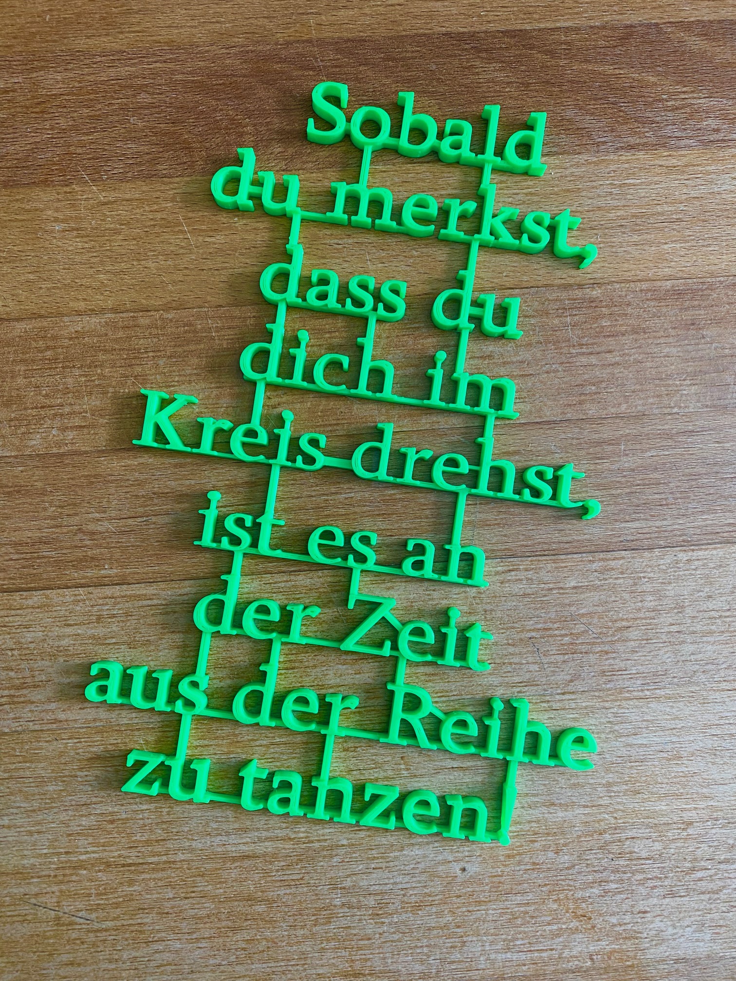 Schild: "Aus der Reihe tanzen"