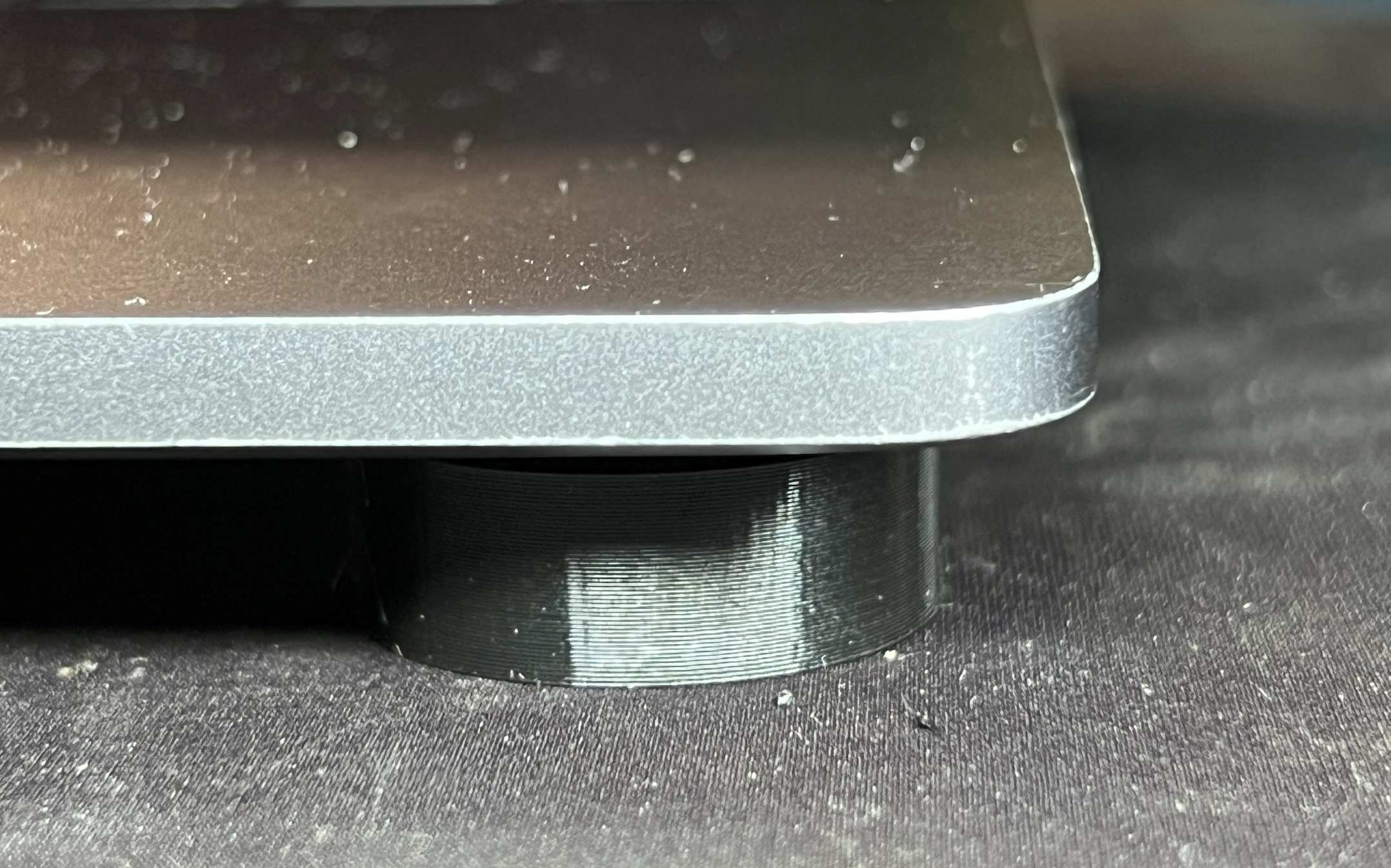 Minimal MacBook stand
