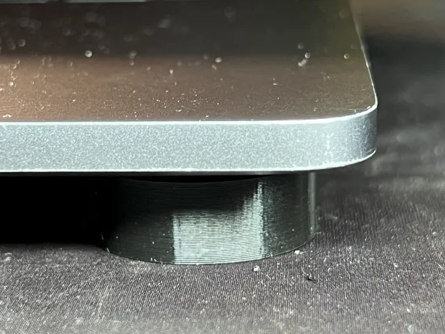 Minimal MacBook stand