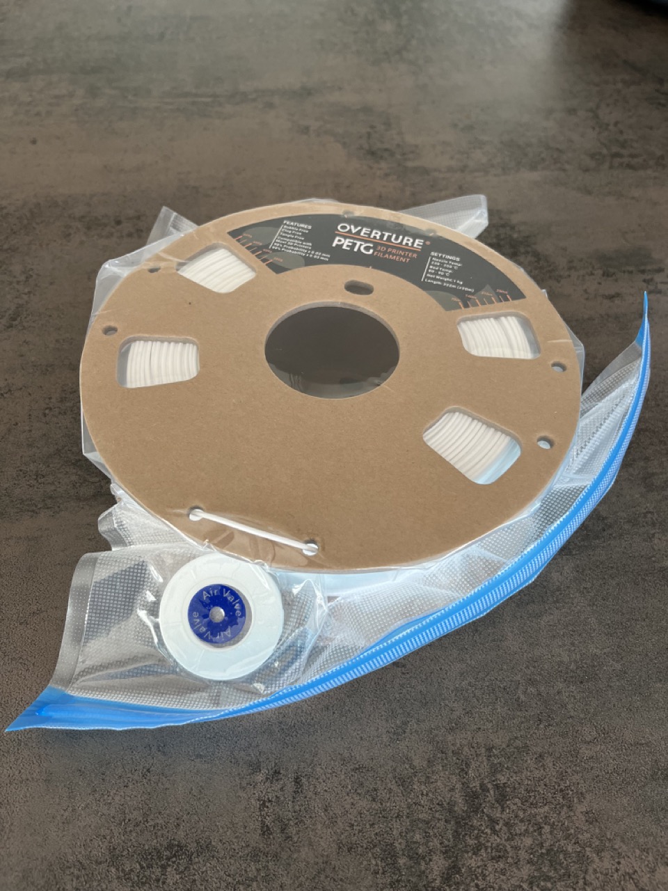 Vacuum helper disc for filament dry bags