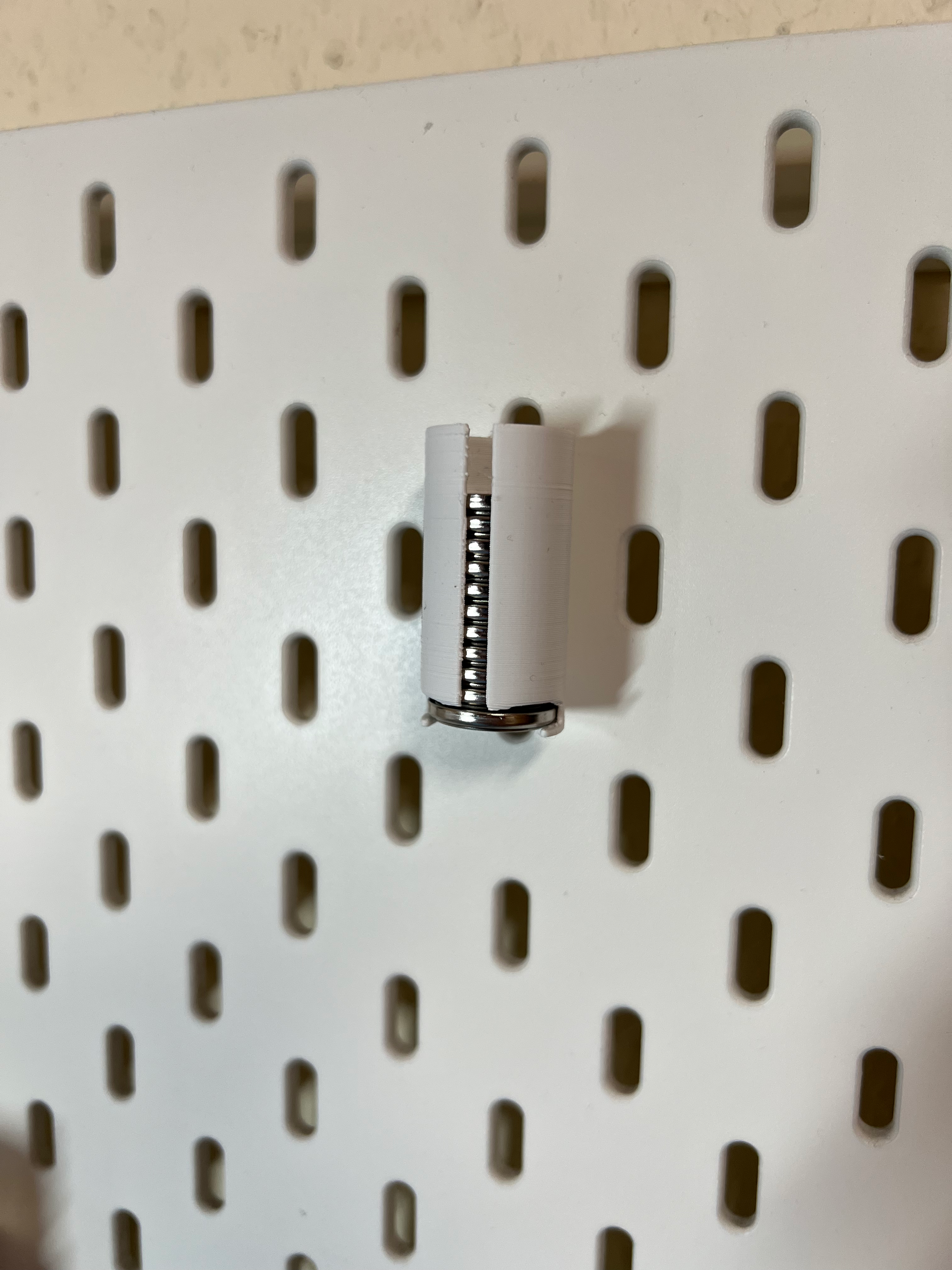 Skadis/wall CR2032 dispenser