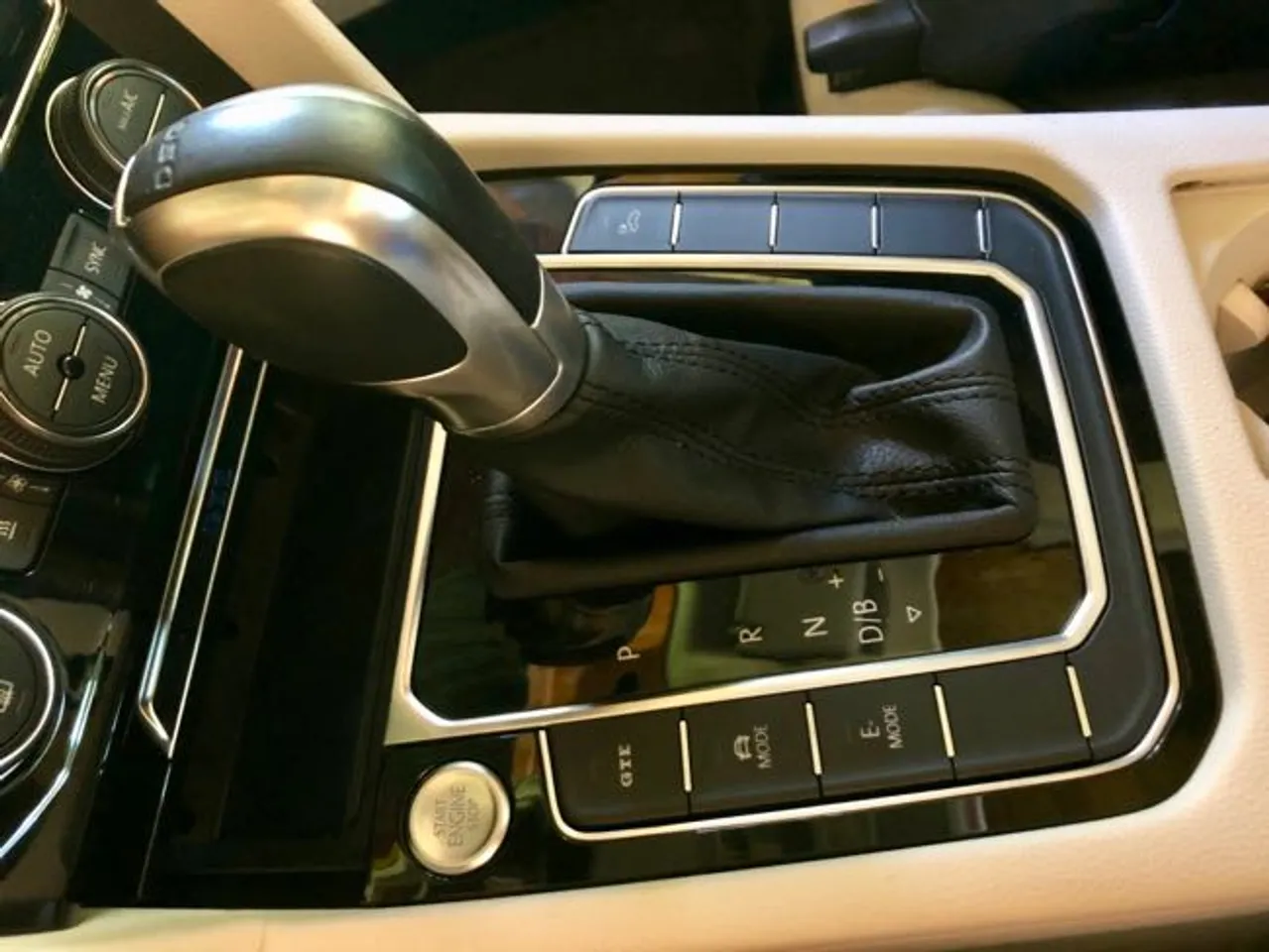 snesevis lykke Flourish VW Volkswagen Passat B8 phone tray with rotated USB port by Jones |  Download free STL model | Printables.com