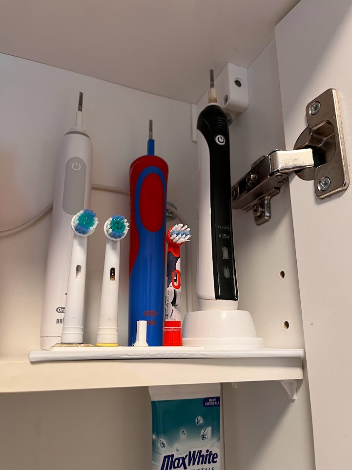 OralB 4 toothbrush stance and charger by Gorby Download free STL