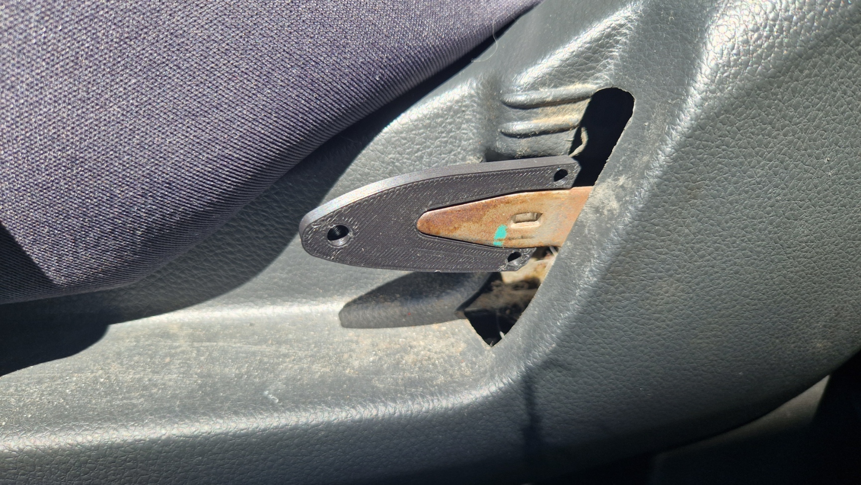 Mitsubishi L200/Triton (2015) seat adjuster handle