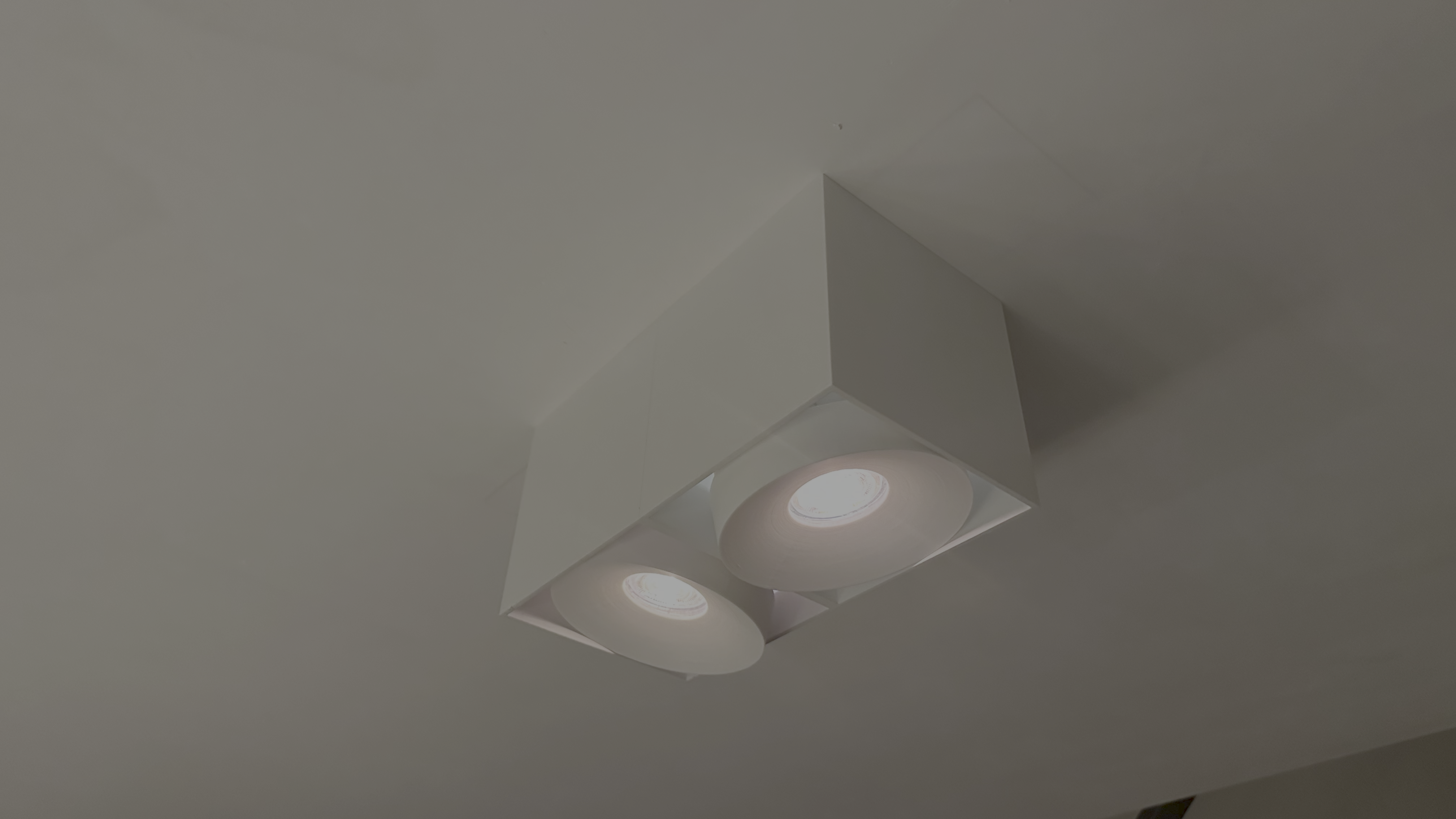 Adapter for GU10 or GU5.3 lamp in a AR111 / G53 fixture
