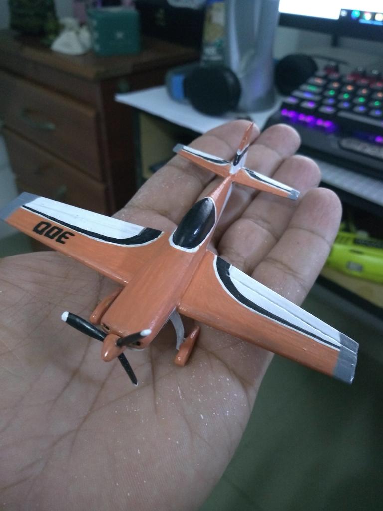 extra 300 scale1/72