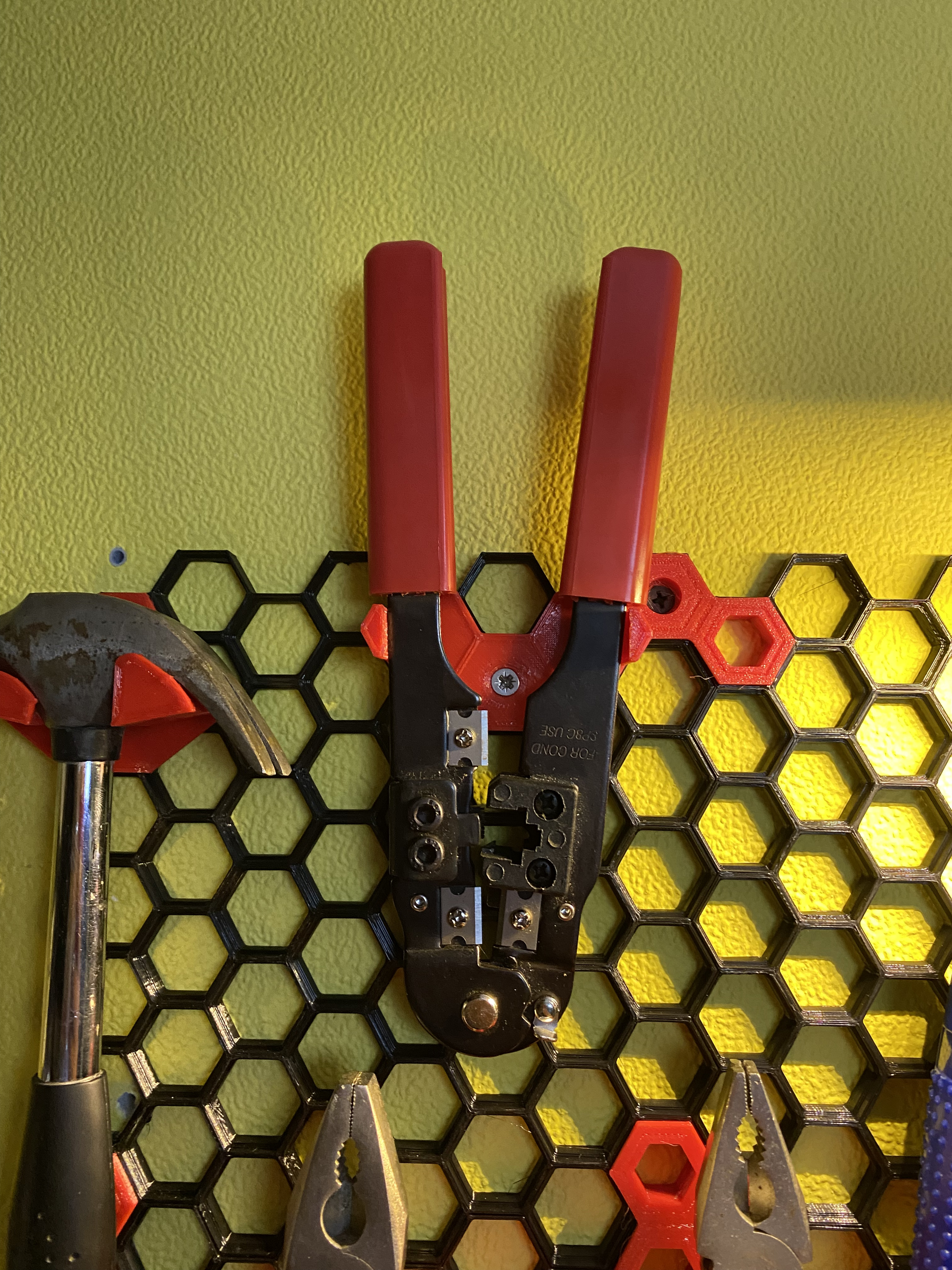 RJ45 crimping tool mount for honeycomb wall