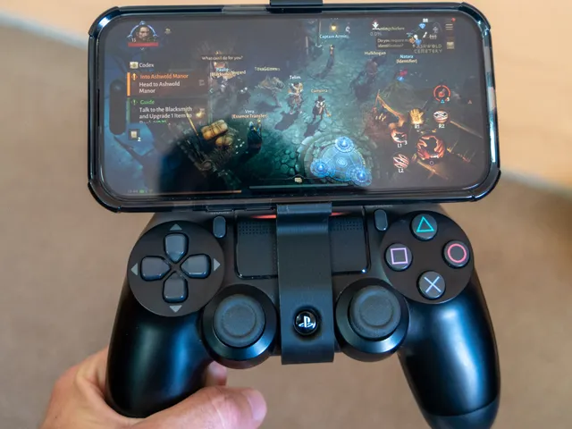 iPhone 14 Pro with Case mount for PS4 Controller