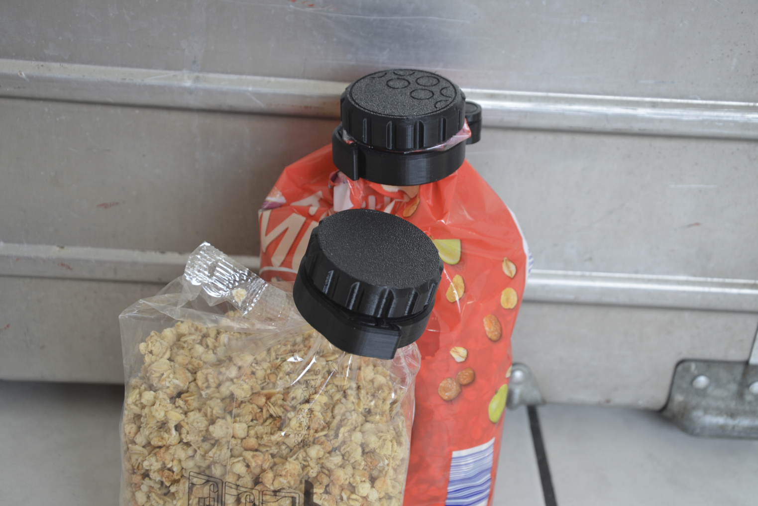 Bag clip with screw cap