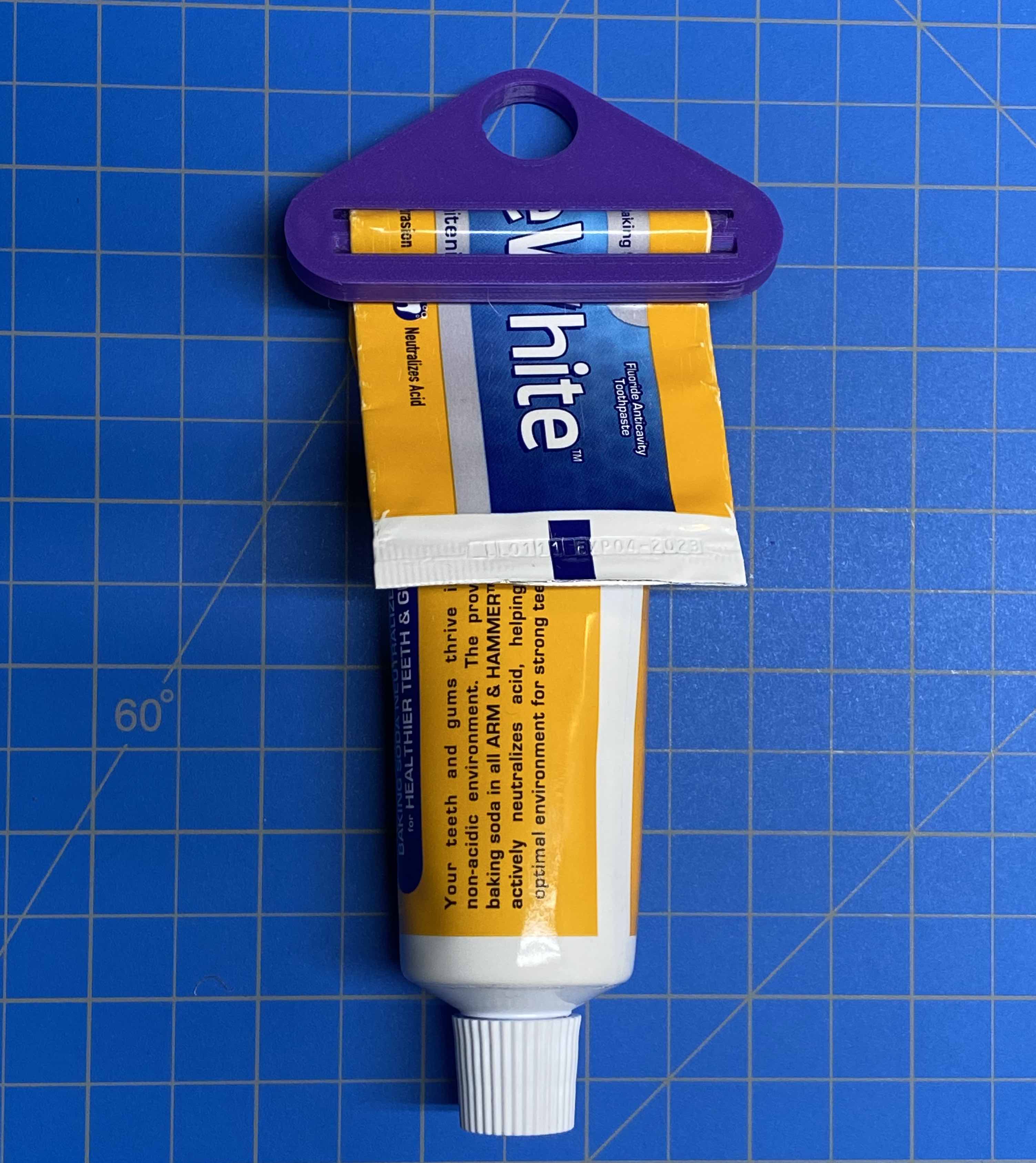 Miniatura 2 do modelo 3D Hanging Toothpaste Squeezer