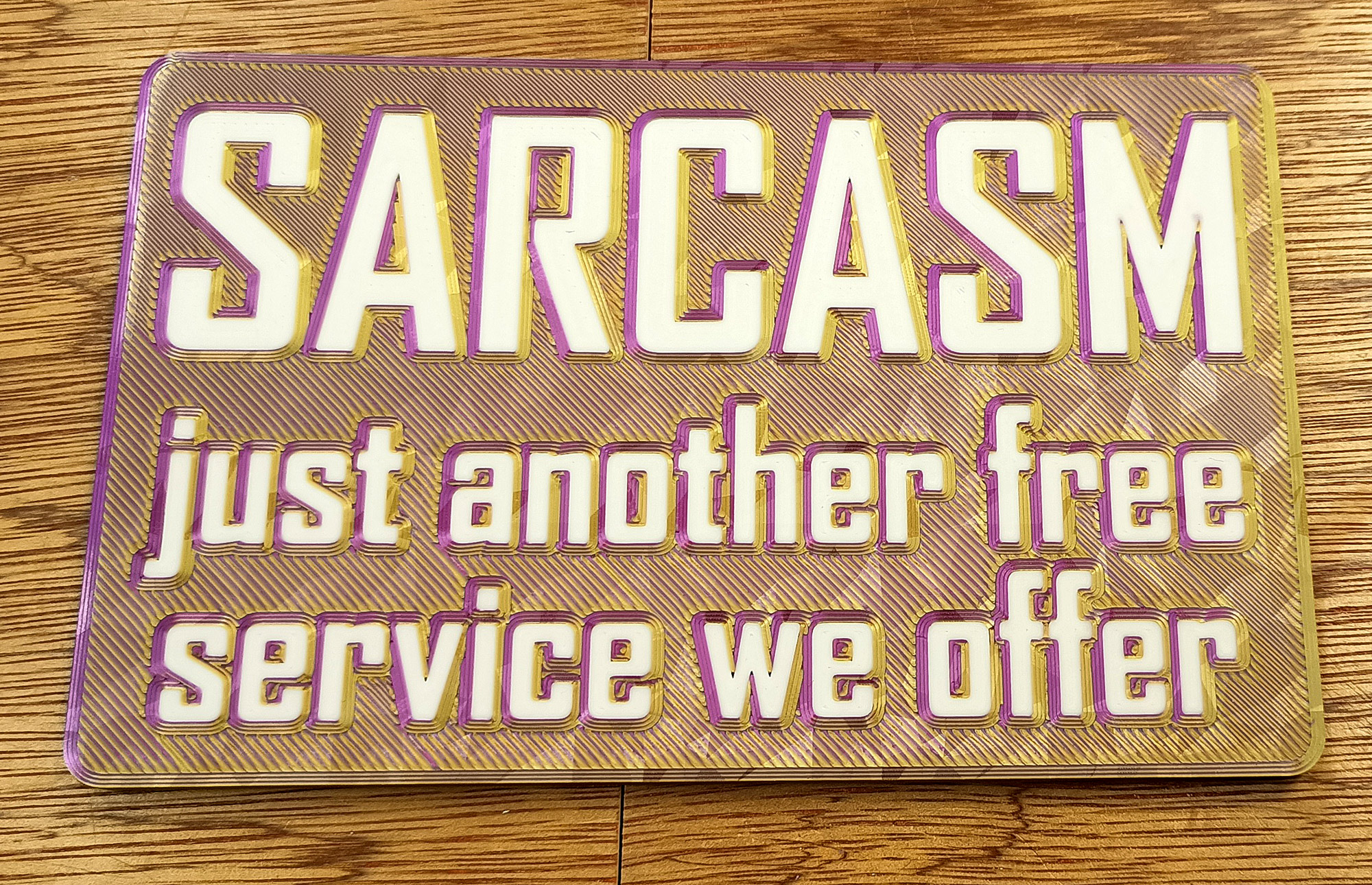 Toppa Ricamata Con Frase Sarcastica 'SARCASM JUST ANOTHER FREE SERVICE I OFFER', Termoadesiva, Dimensioni 10.1 X 3.7 Cm