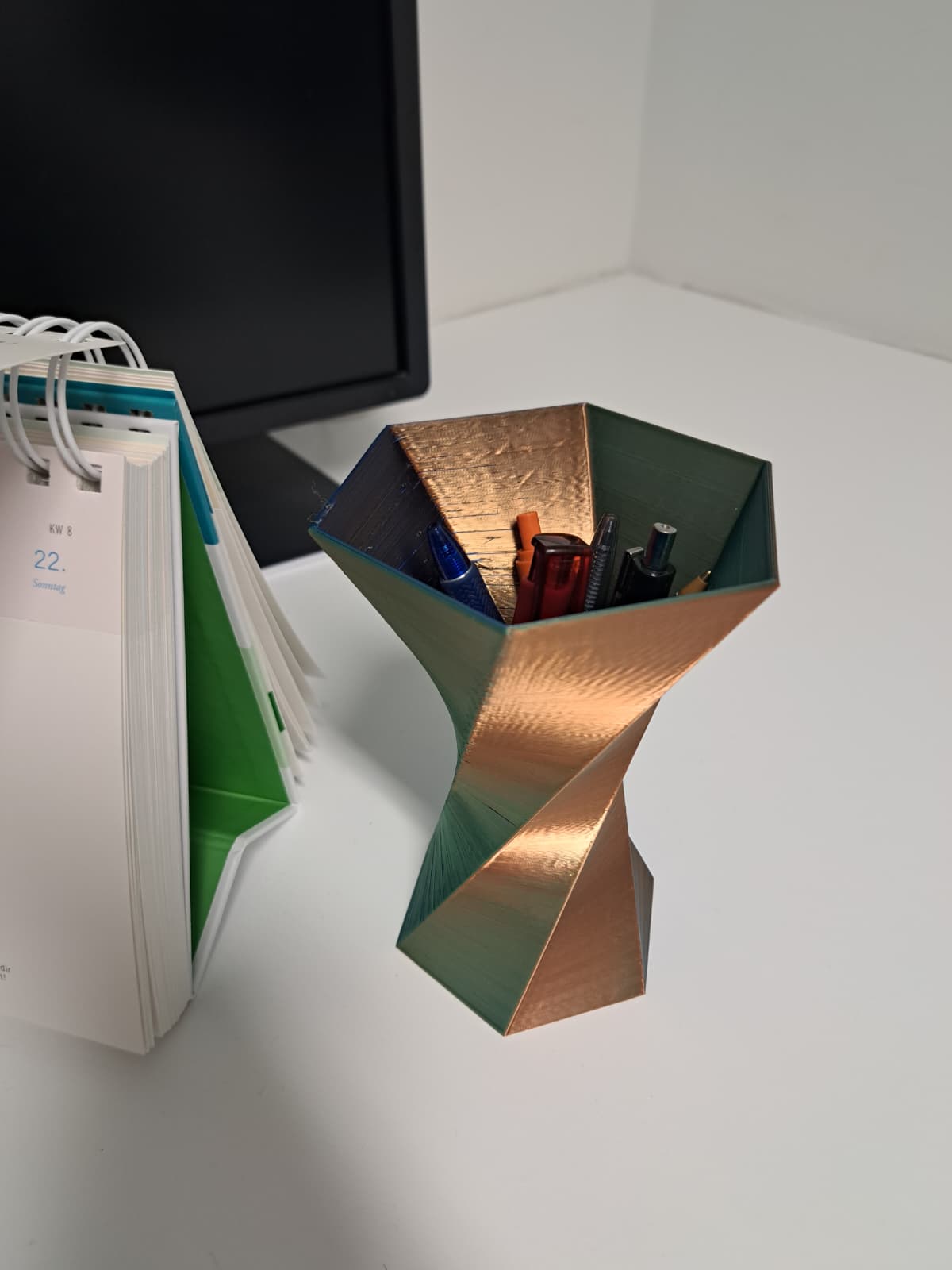 Hexagonal twisted penholder