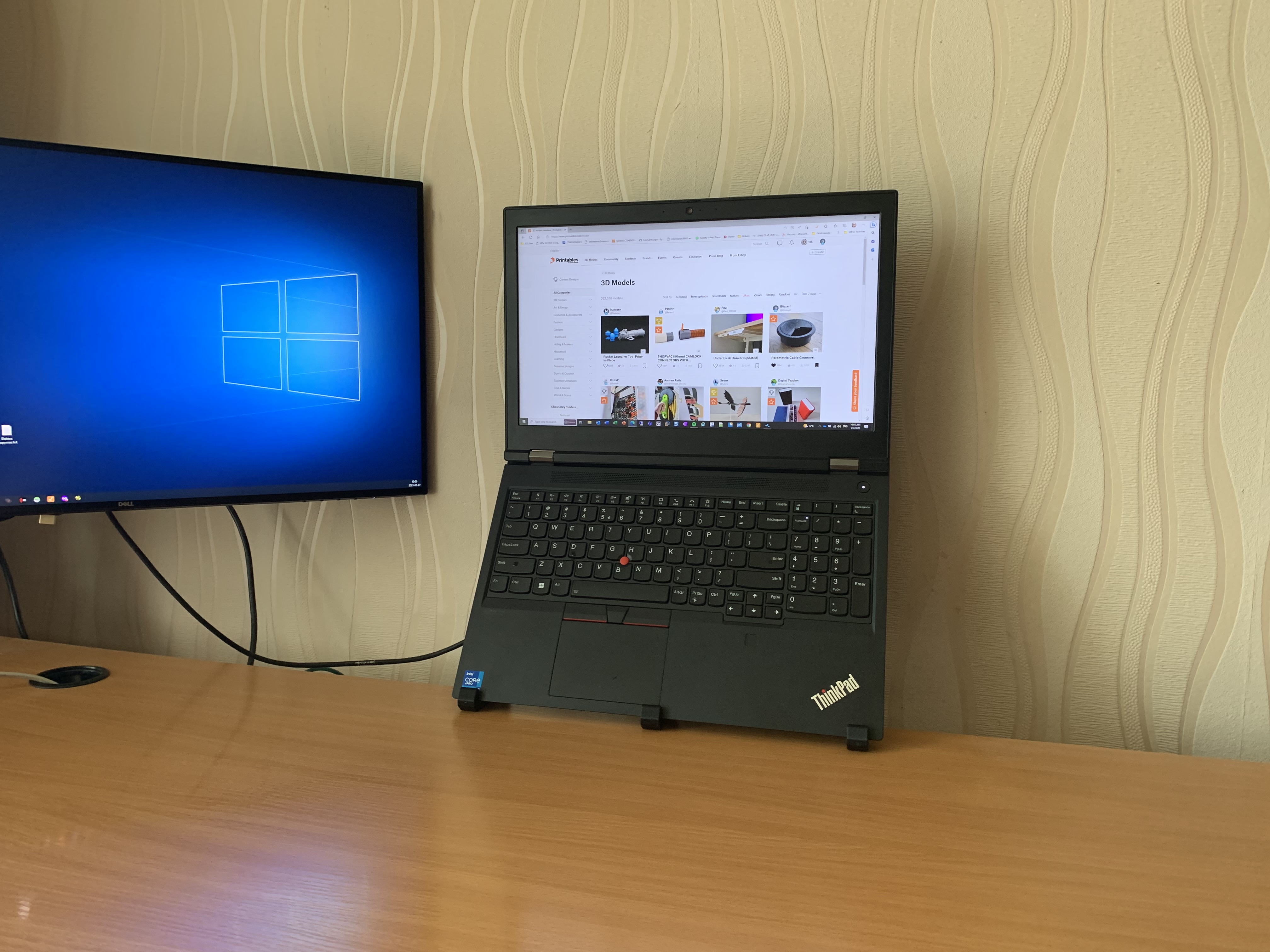 Lenovo P15 Gen 2 "outboard" stand