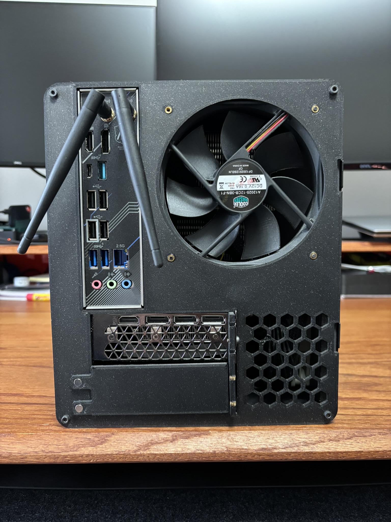 Miniatura 7 do modelo 3D Compact mATX Computer Case (20.6 Liter)