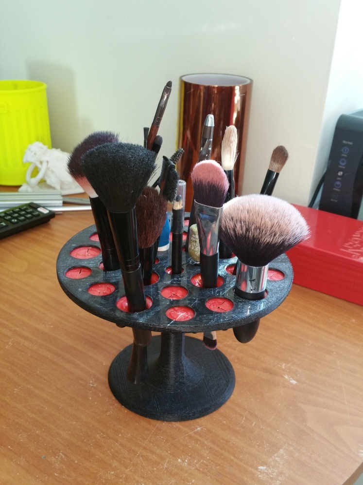 Makeup brushes organiser