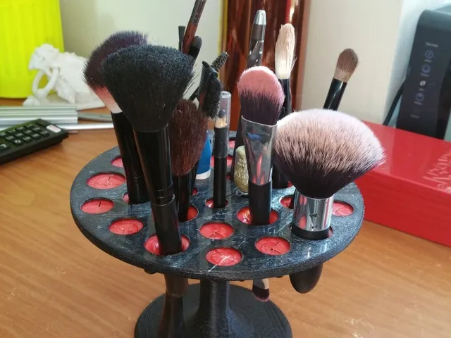 Makeup brushes organiser