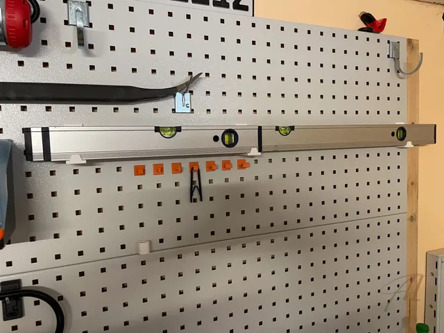 Spirit level Holder for Skadis or Hoffmann Pegboard / Wasserwagenhalter