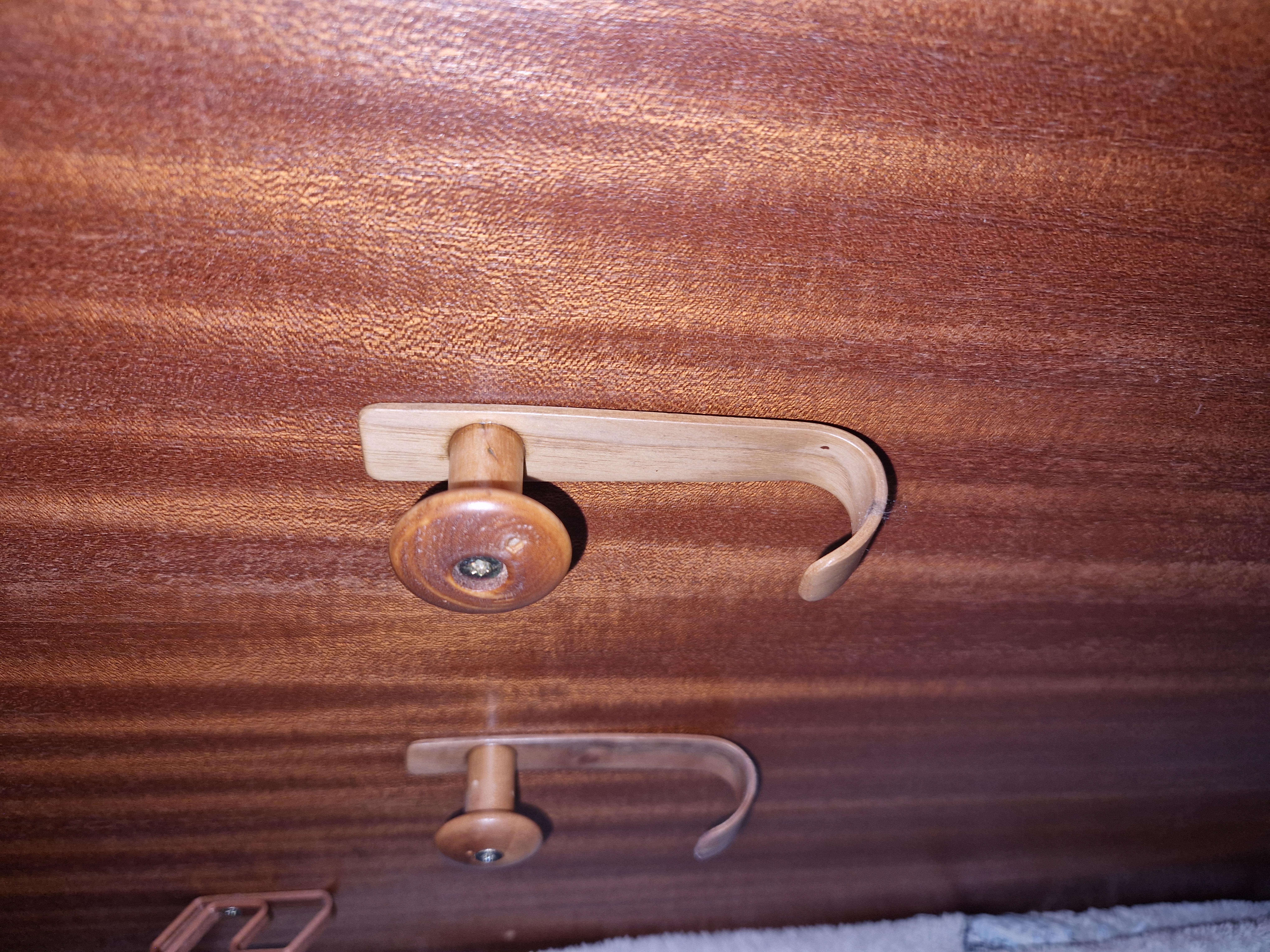 Hook mold for veneer shaping