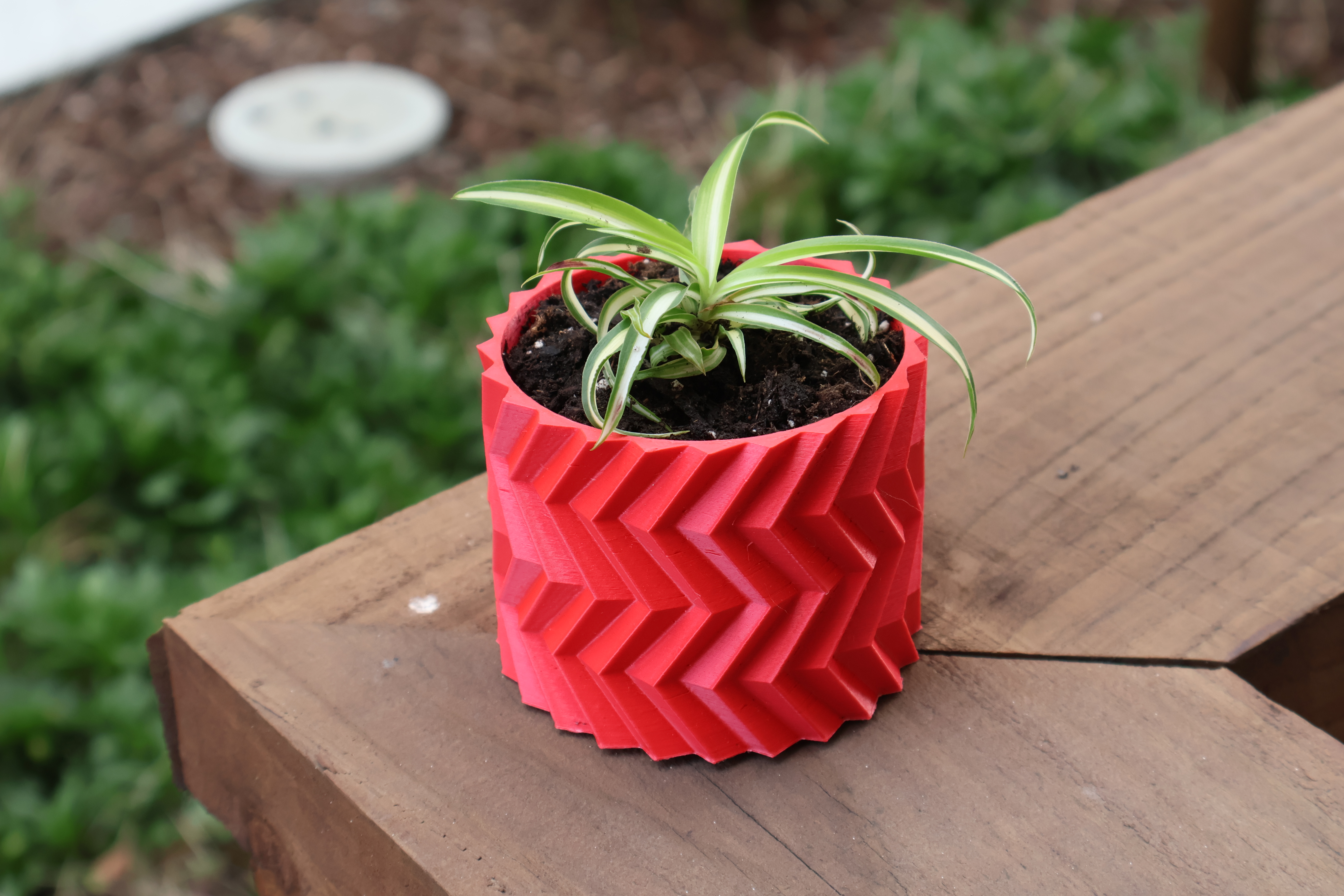 ZigZag Planter with drainage holes