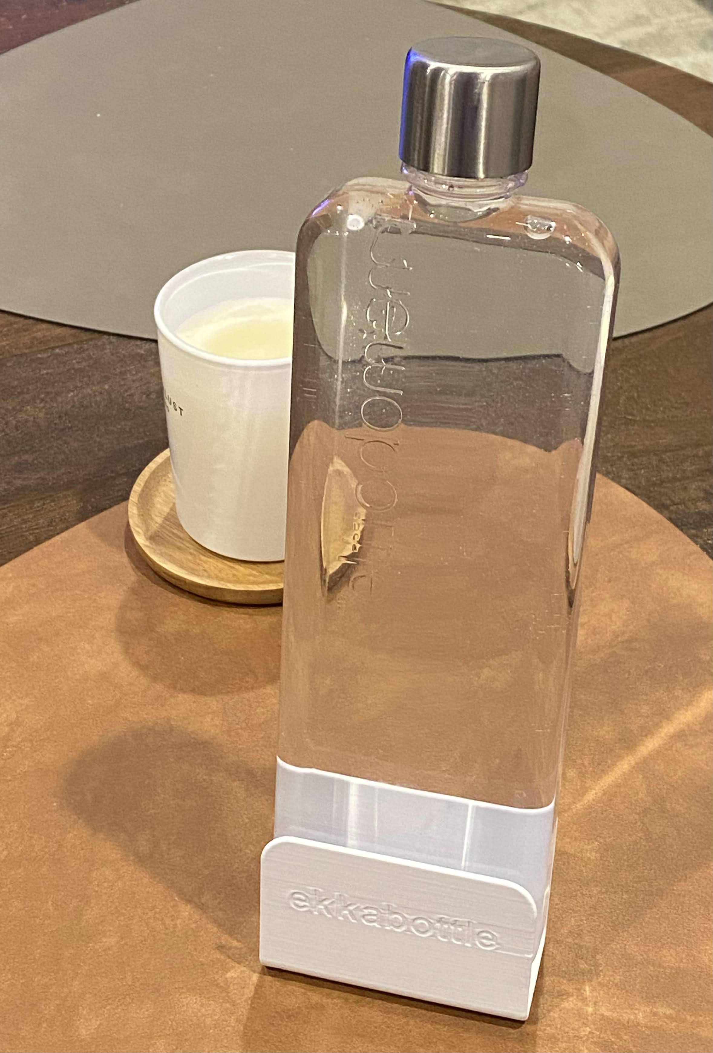 Flat water bottle stand