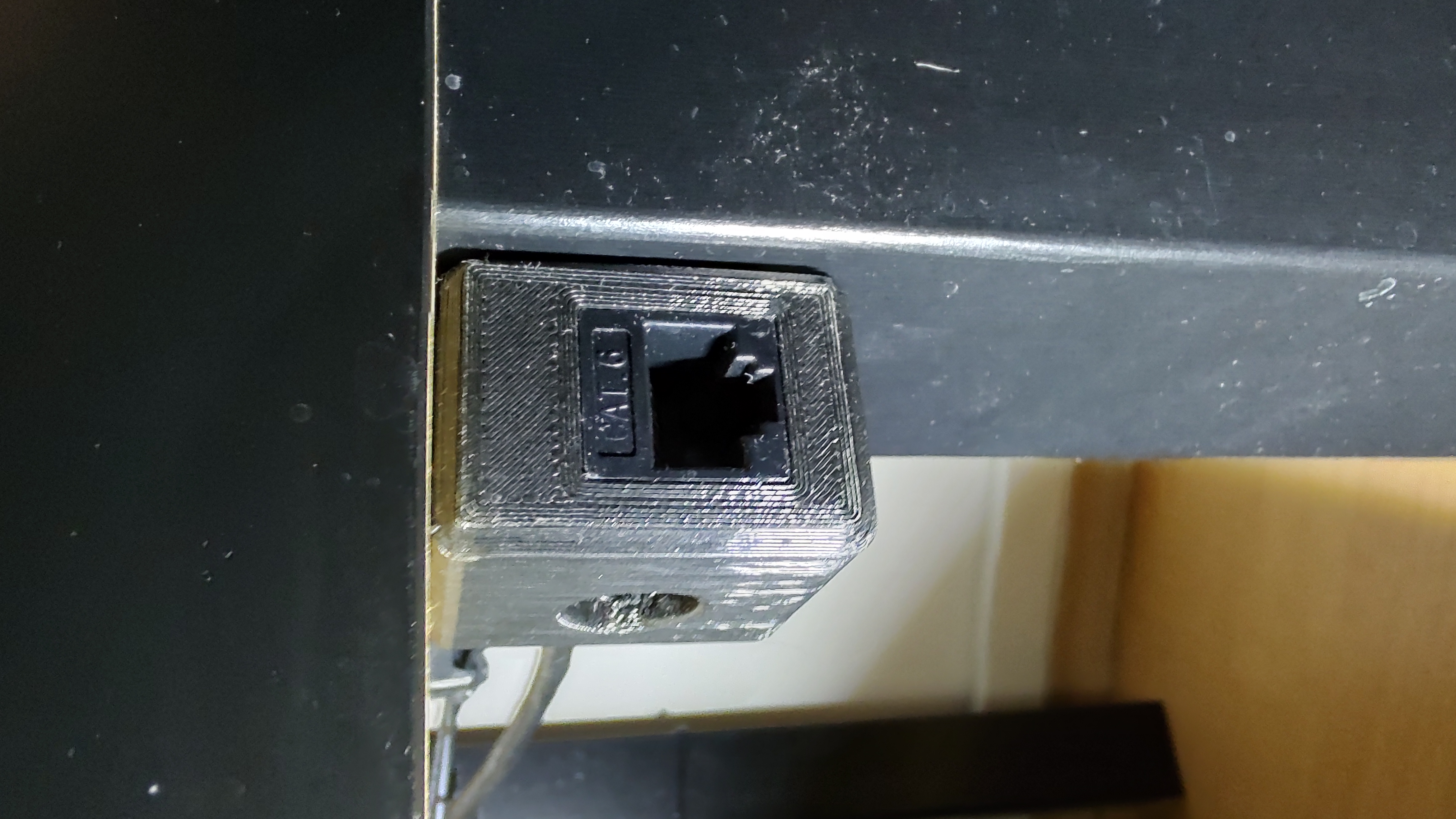 Keystone table corner mount