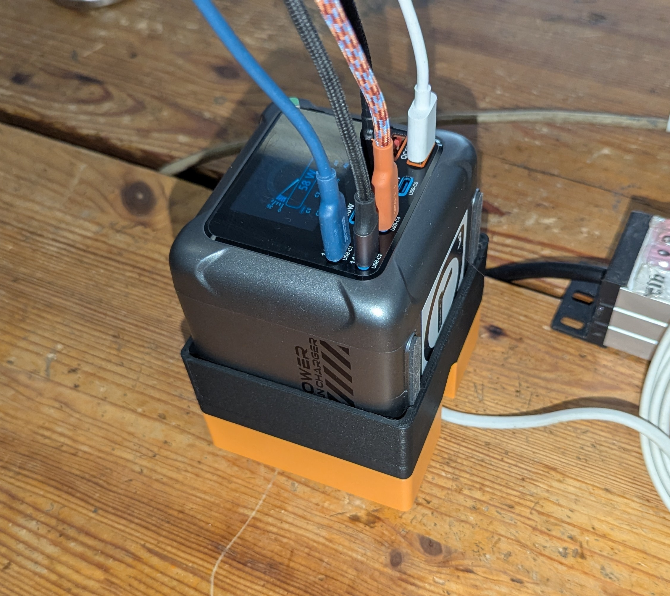 Upwards Stand for Ubigbuy 420W GaN USB-C Charger