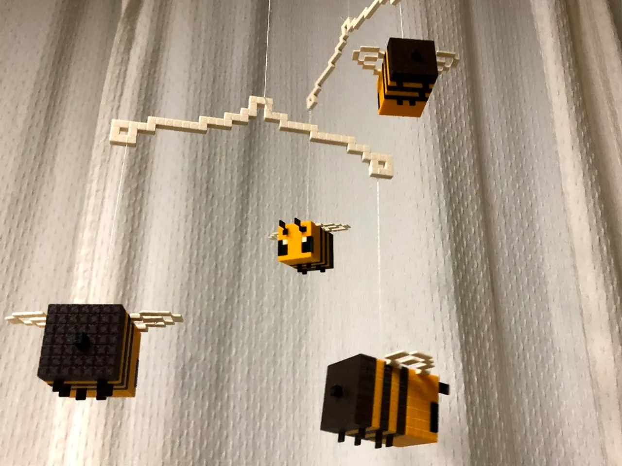 STL file Easy to print Minecraft bee 🐝・Model to download and 3D print・Cults