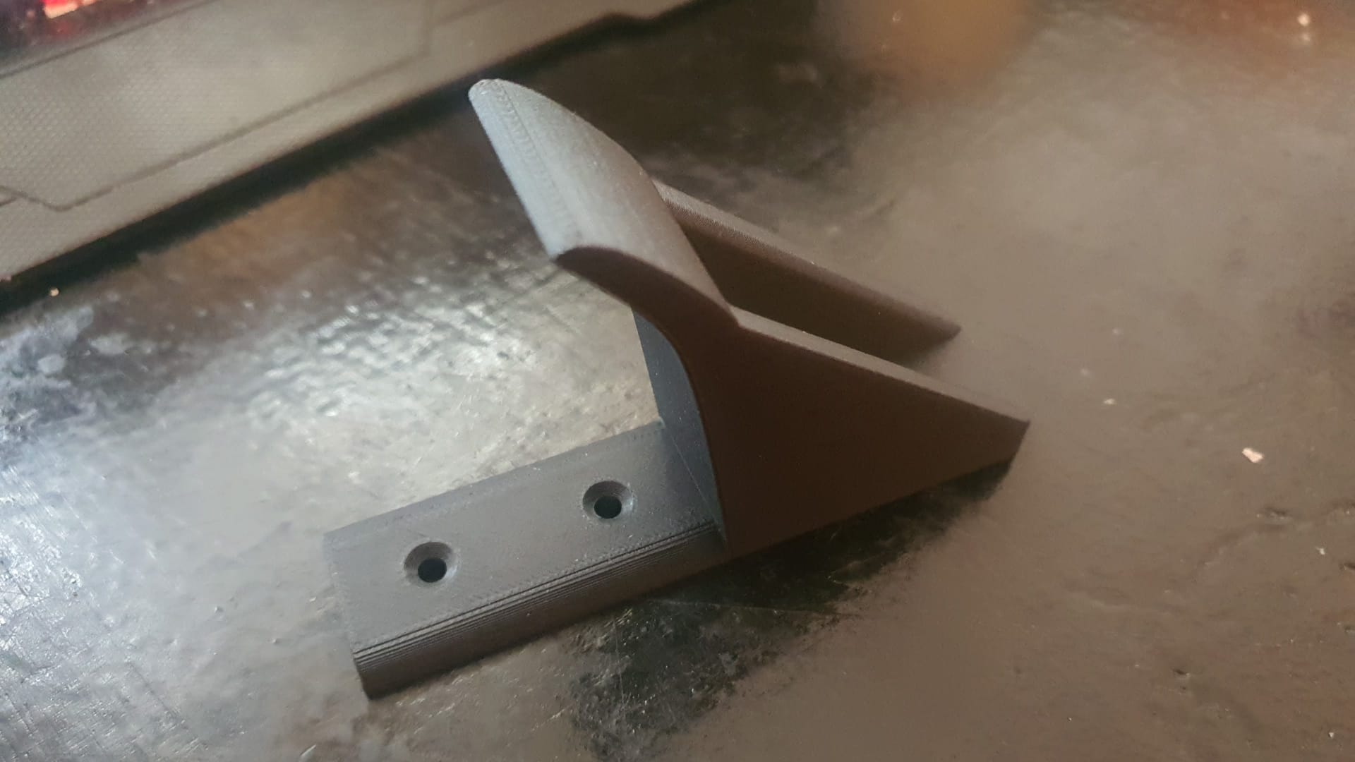 Basic Screwed headphones hangger