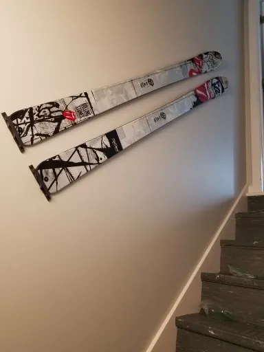 Ski display wall online mount