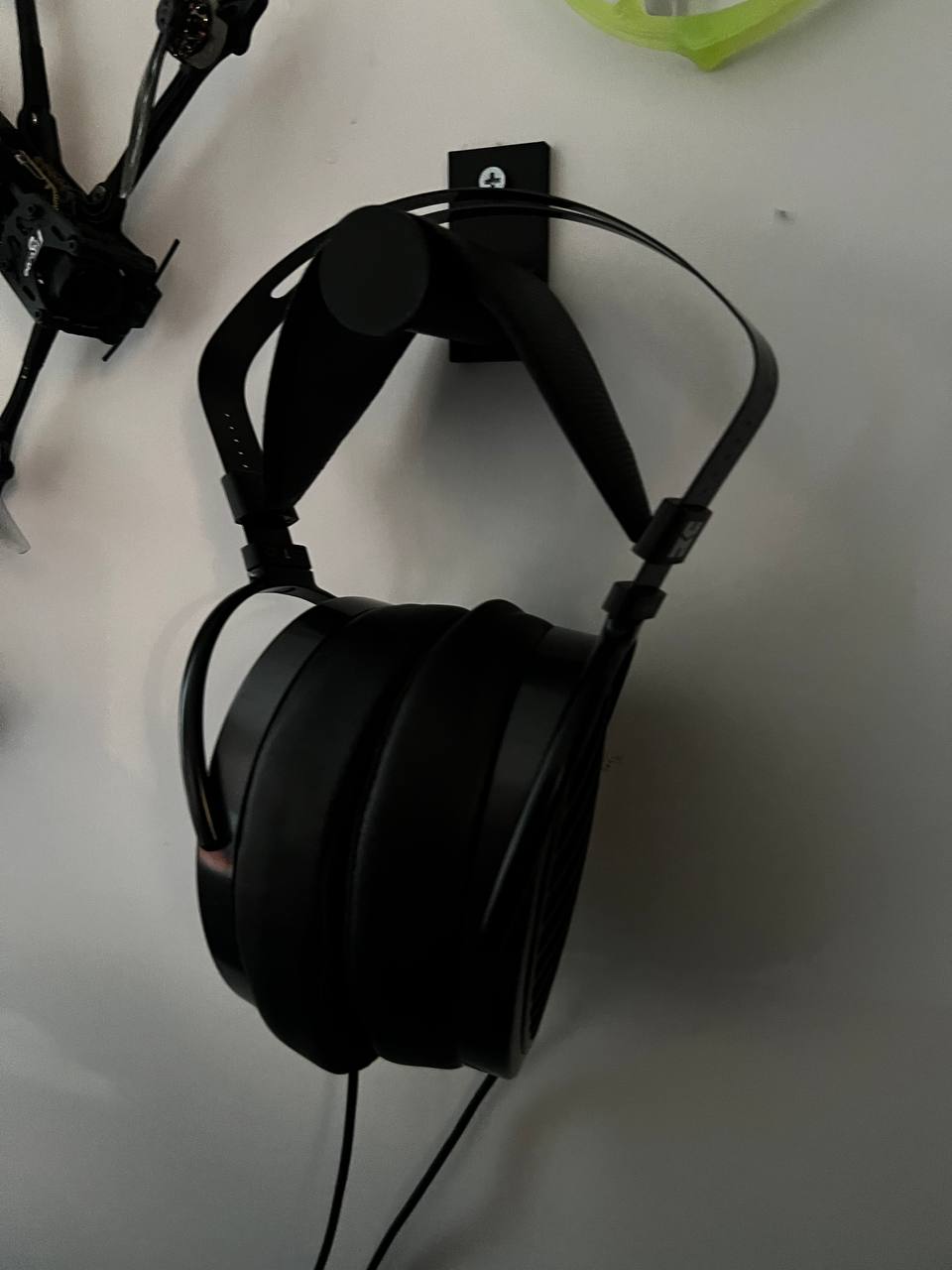 Hifiman Arya Stealth wall holder