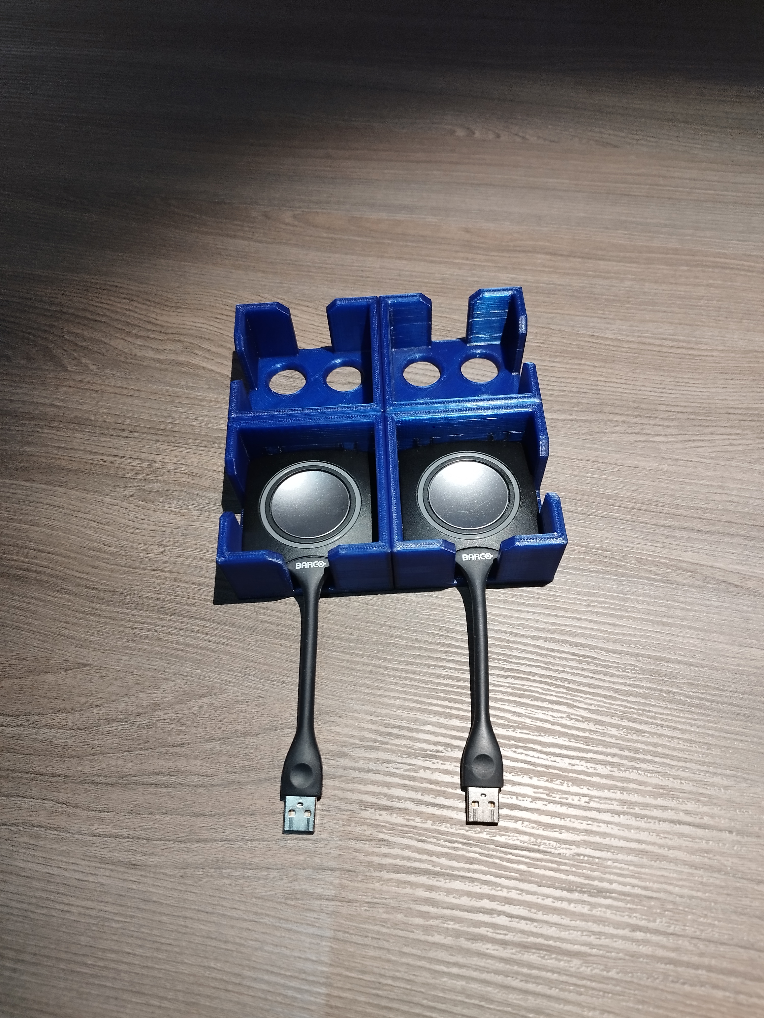 Clickshare dongle caddy with magnetic connection