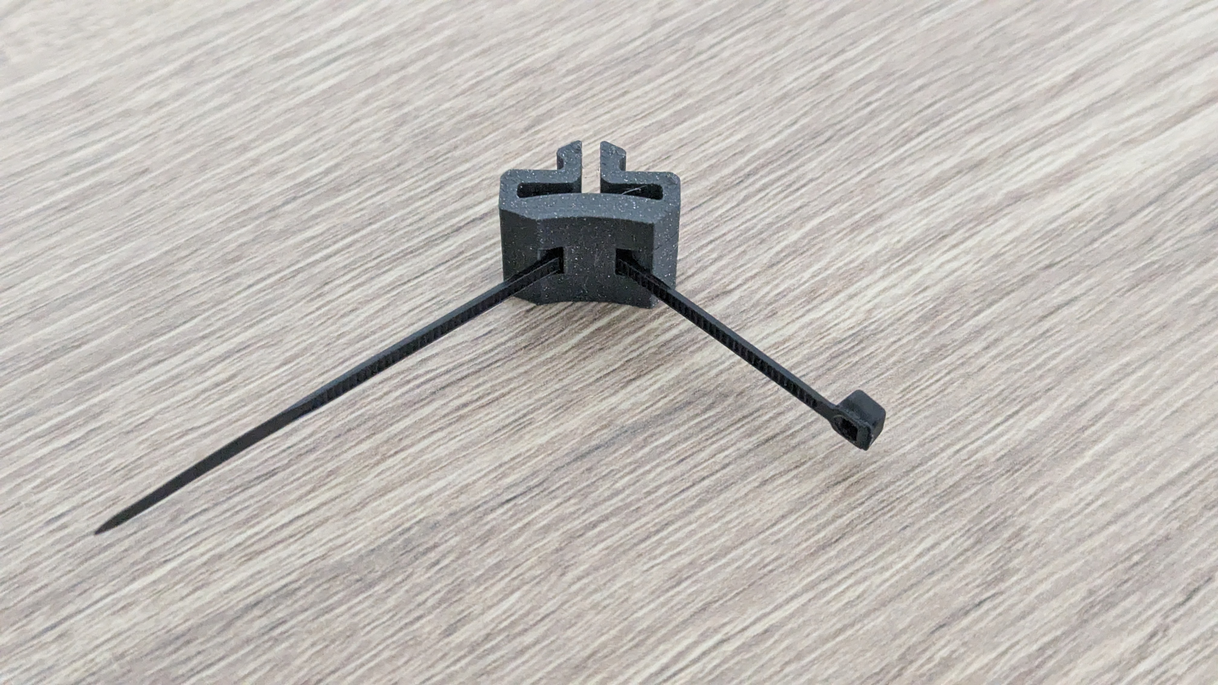 Clip for aluminium profile with shape for attache cable  20x20-6