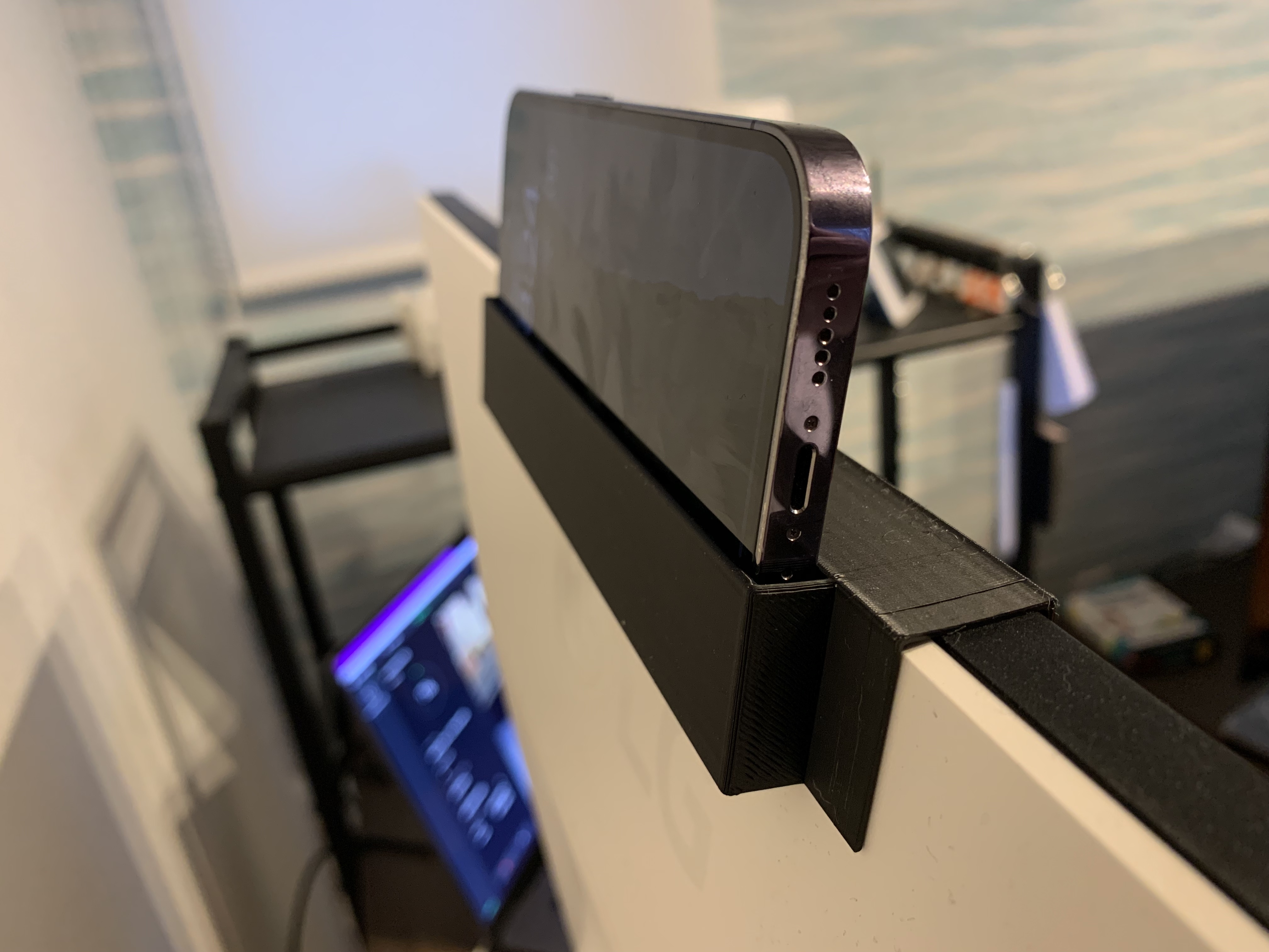 LG 27UL550 Monitor - iPhone Holder for Webcam