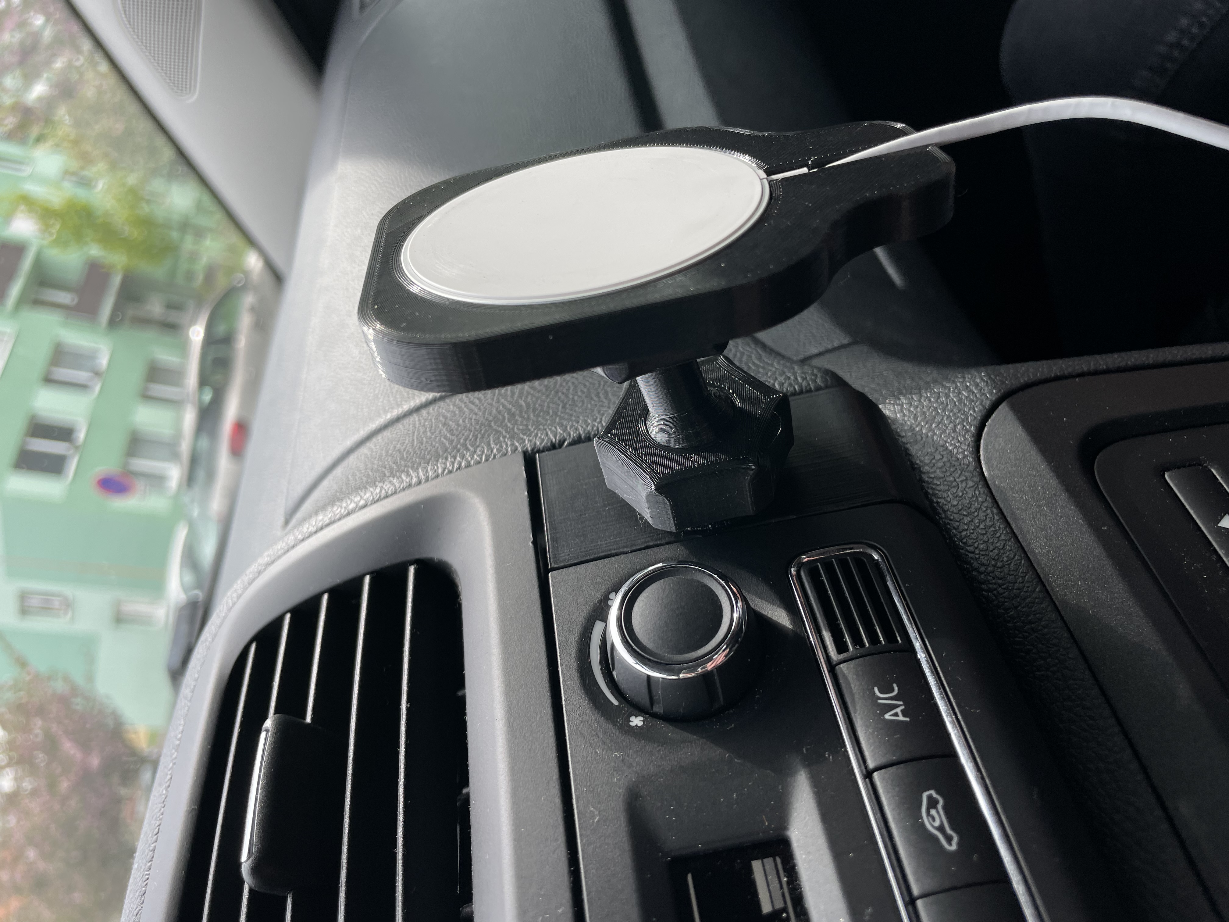 SKODA Fabia 2 magsafe iPhone holder