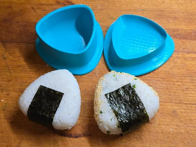 Onigiri maker / press