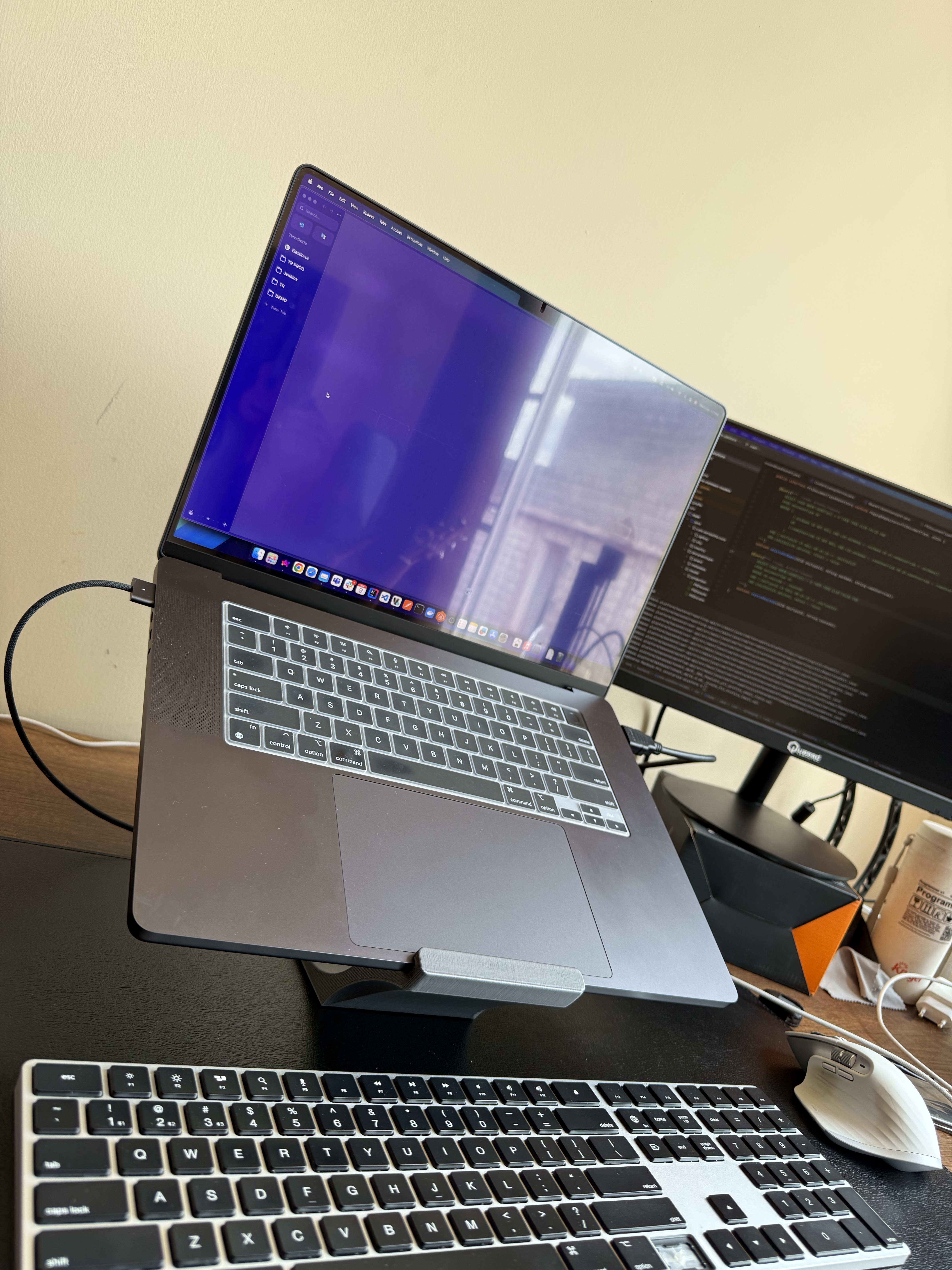 MacBook Pro 16inch stand
